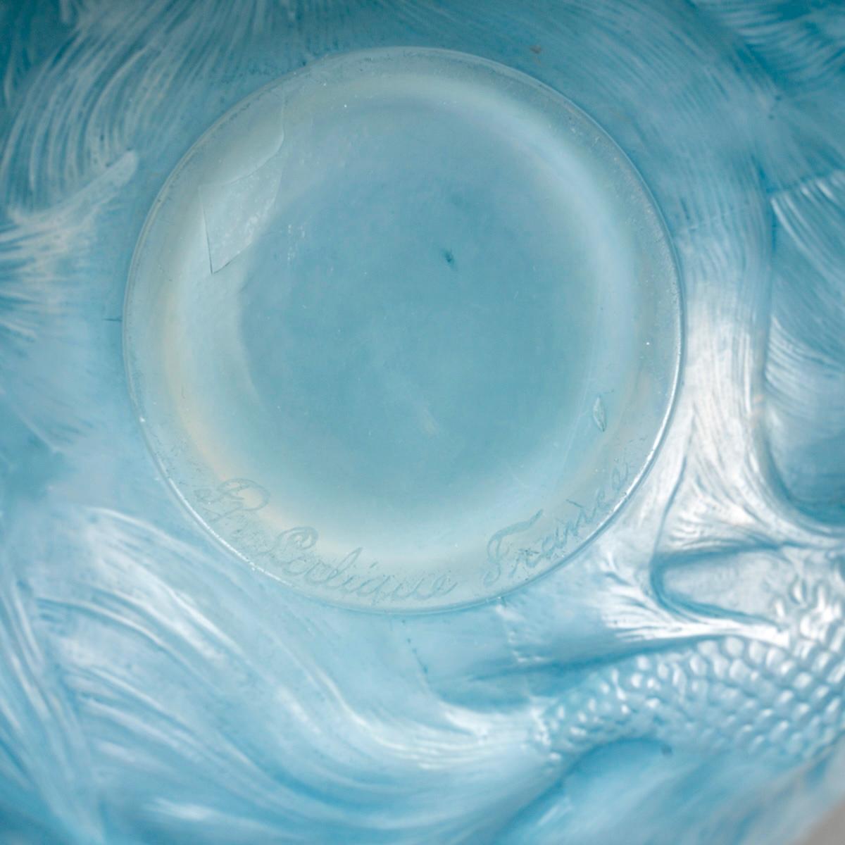 1924 Rene Lalique Vase Formose Fishes Opalescent Glass with Blue Patina In Good Condition For Sale In Boulogne Billancourt, FR