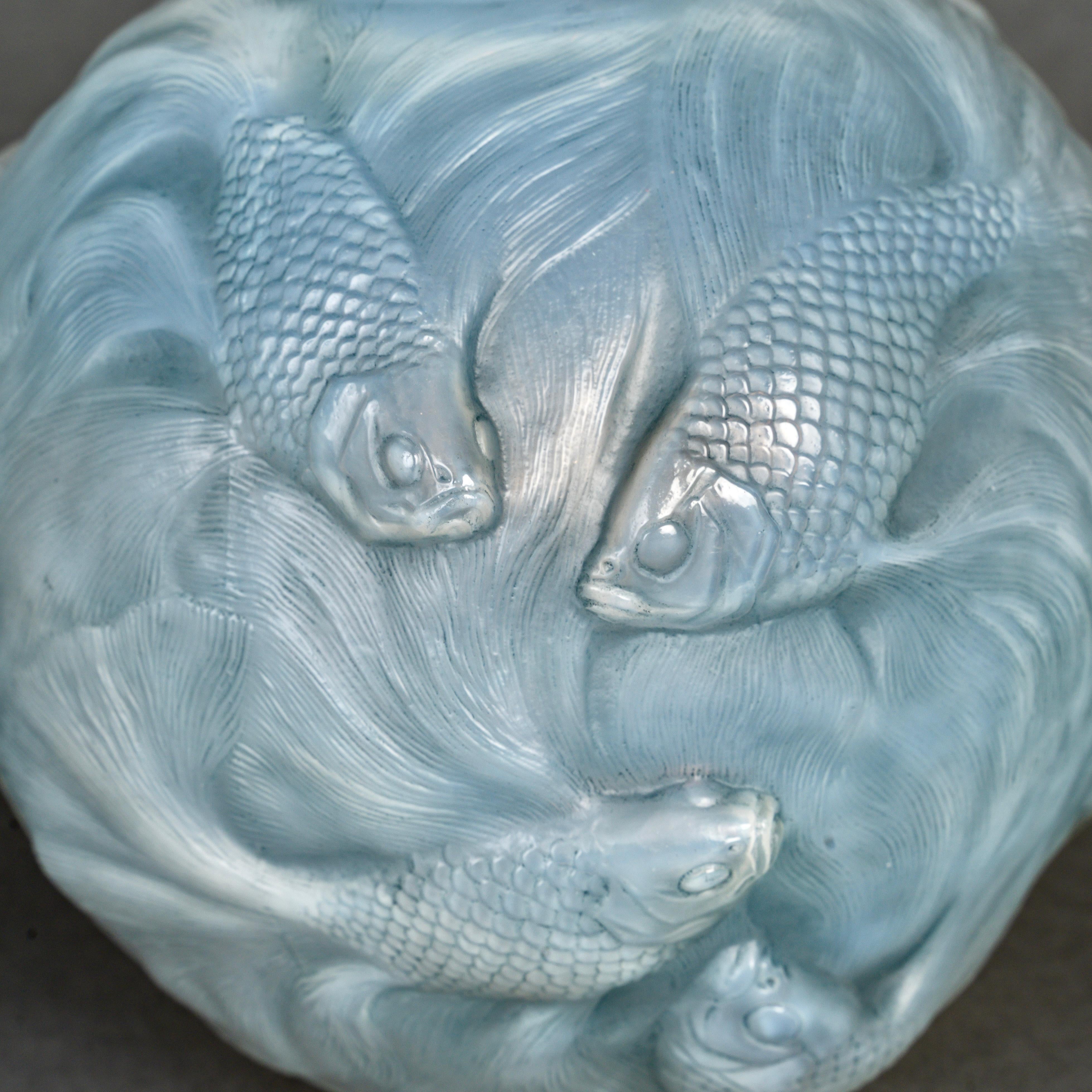 1924 René Lalique Jarrón Formose Peces Vidrio opalescente con pátina azul en Bueno estado para la venta en Boulogne Billancourt, FR
