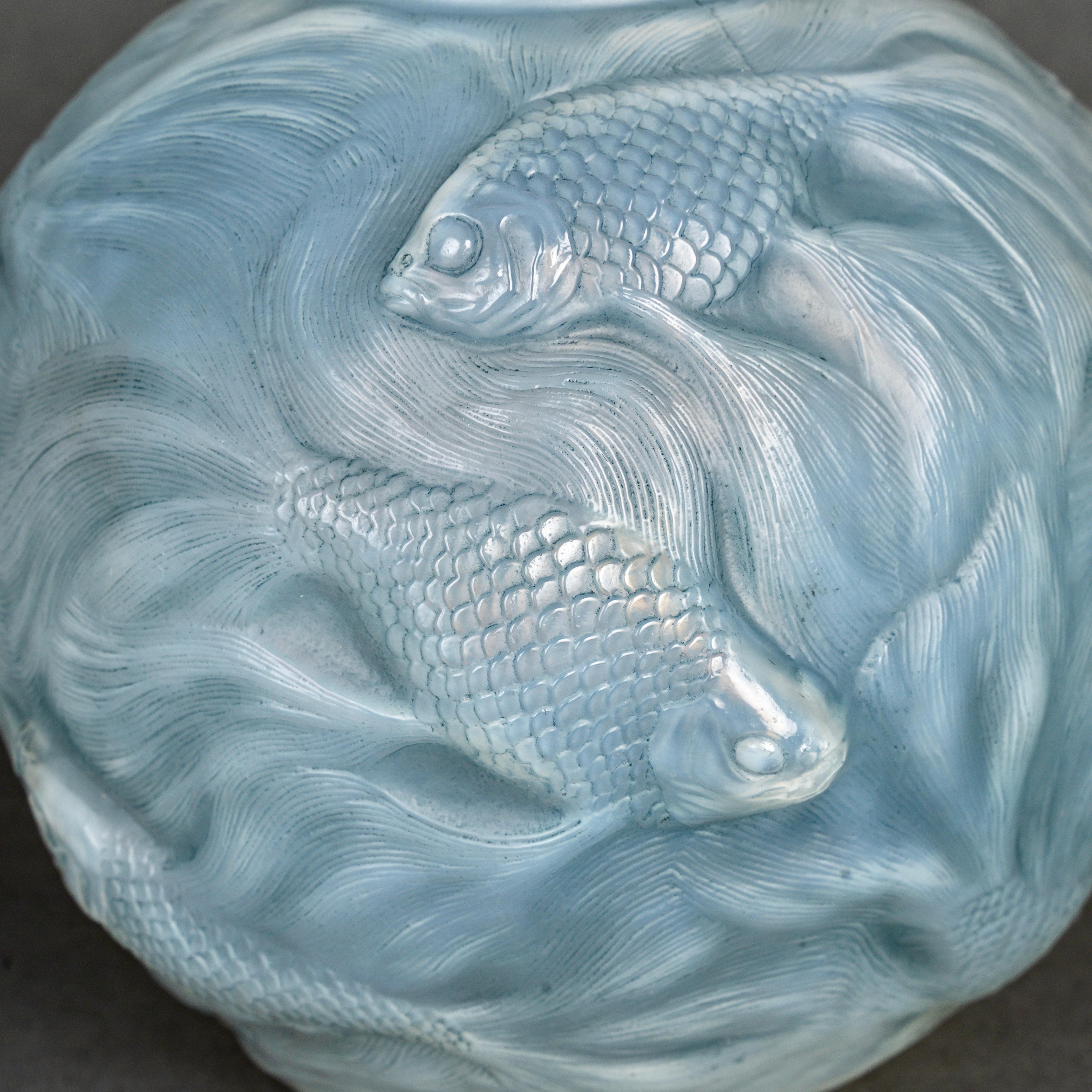 1924 René Lalique Jarrón Formose Peces Vidrio opalescente con pátina azul principios del siglo XX en venta