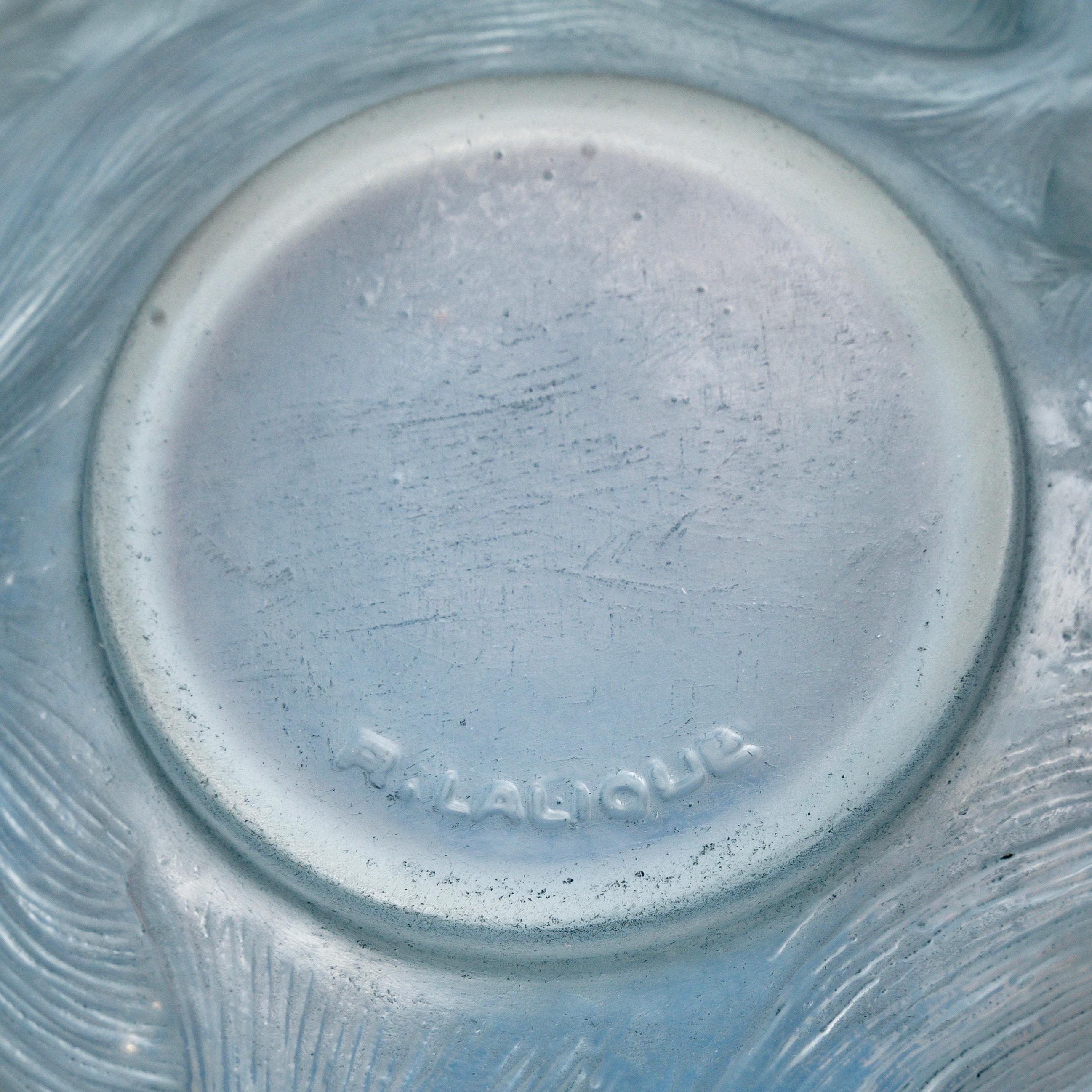 1924 René Lalique Jarrón Formose Peces Vidrio opalescente con pátina azul Vidrio soplado en venta