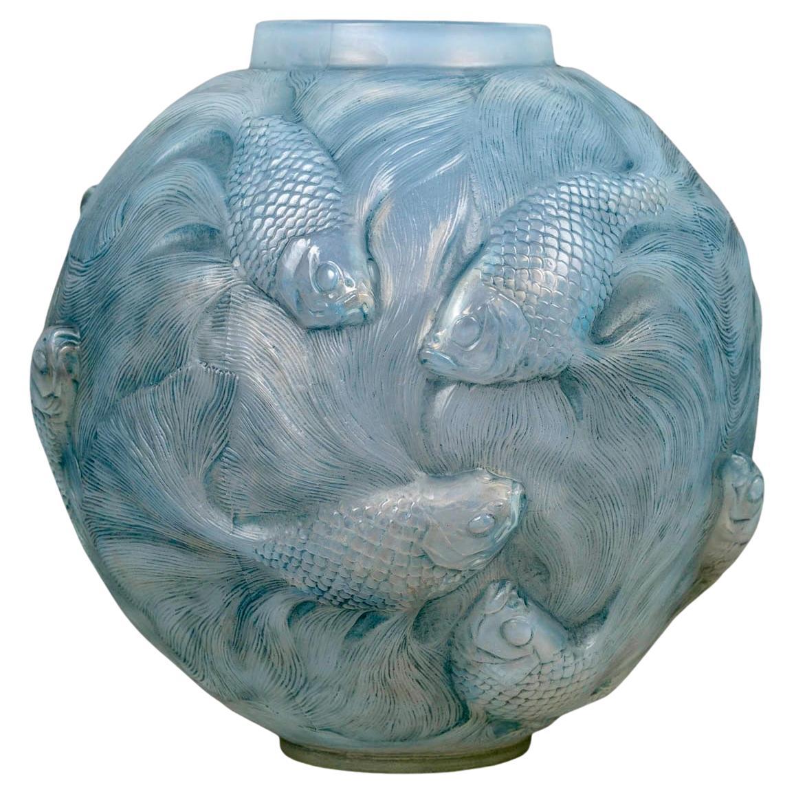 1924 Rene Lalique Vase Formose Fishes Verre opalescent à patine bleue