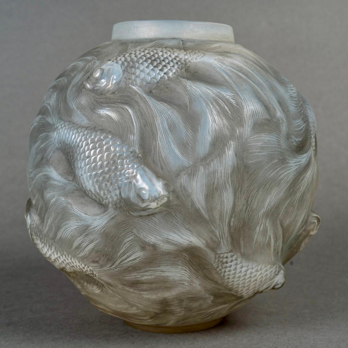 Art Deco 1924 Rene Lalique Vase Formose Fishes Opalescent Glass with Grey Patina For Sale