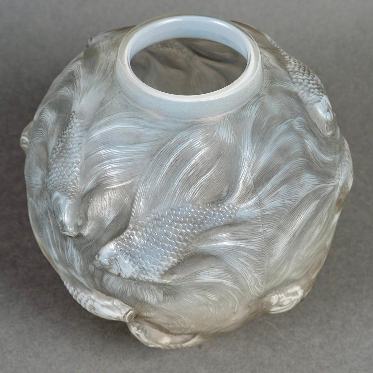 French 1924 Rene Lalique Vase Formose Fishes Opalescent Glass with Grey Patina For Sale