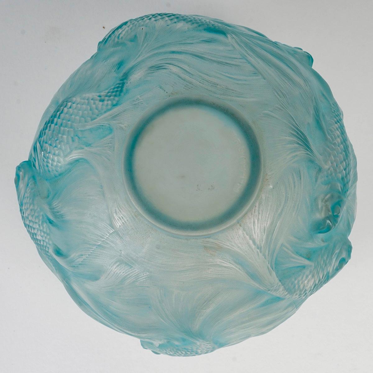 1924 René Lalique Vase Formose Milchglas Blau Patina, Fische (Geformt)