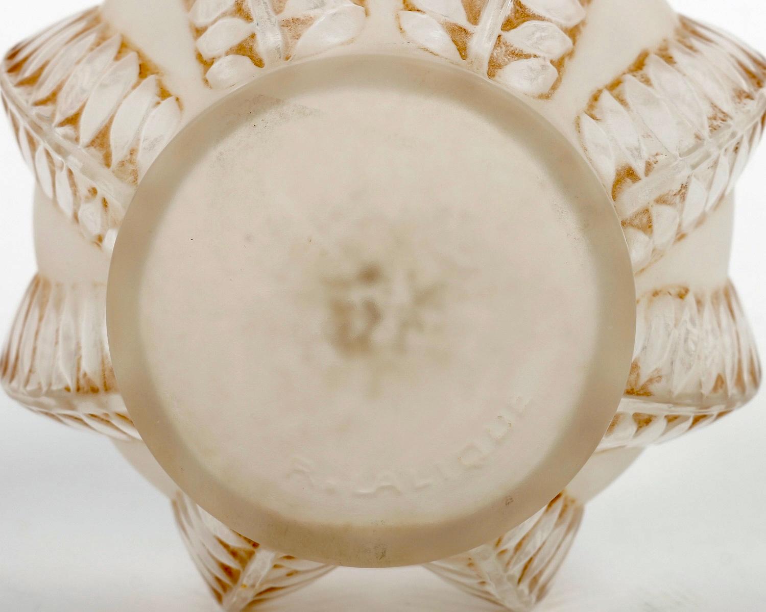 1924 René Lalique, Vase Malines Milchglas mit Sepia-Patina im Zustand „Gut“ im Angebot in Boulogne Billancourt, FR