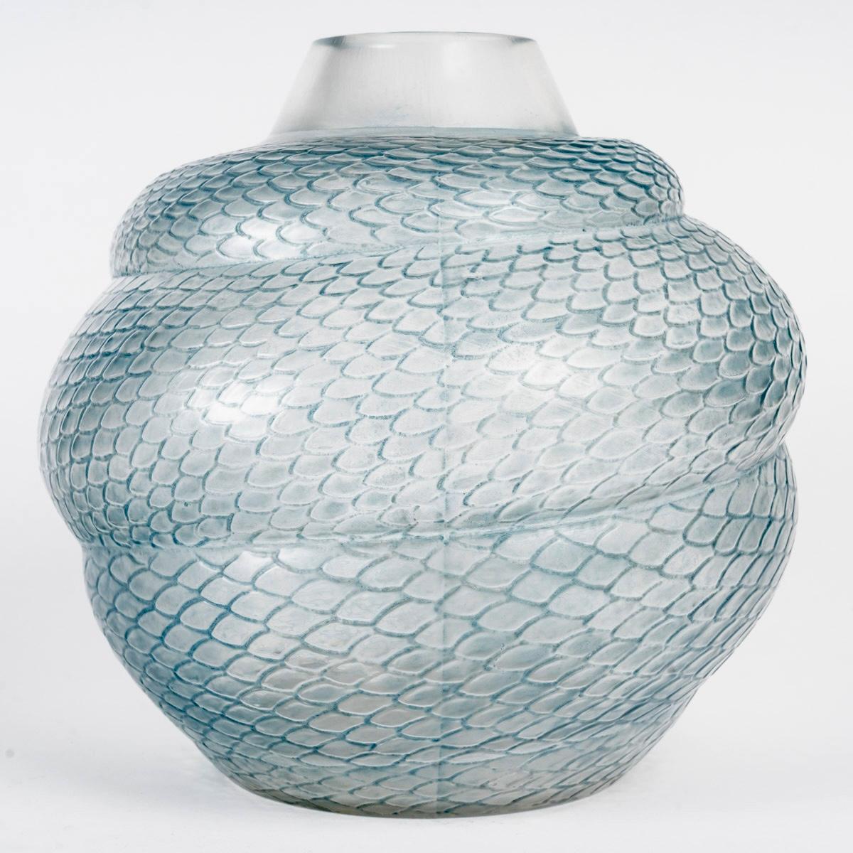 Art Deco 1924 René Lalique - Vase Serpent Snake Glass with Blue Patina For Sale