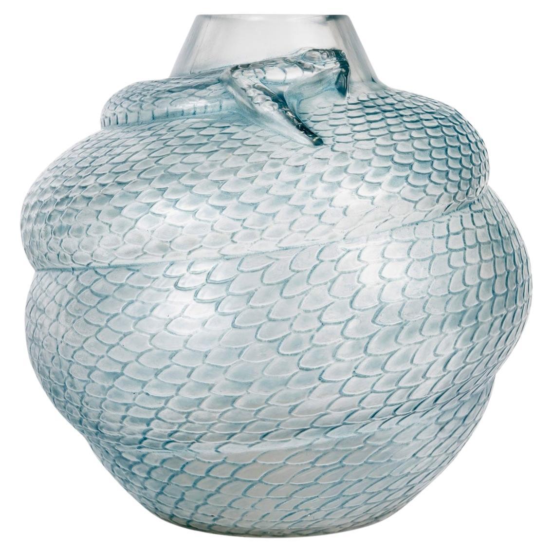1924 René Lalique - Vase Serpent Snake Glass with Blue Patina For Sale