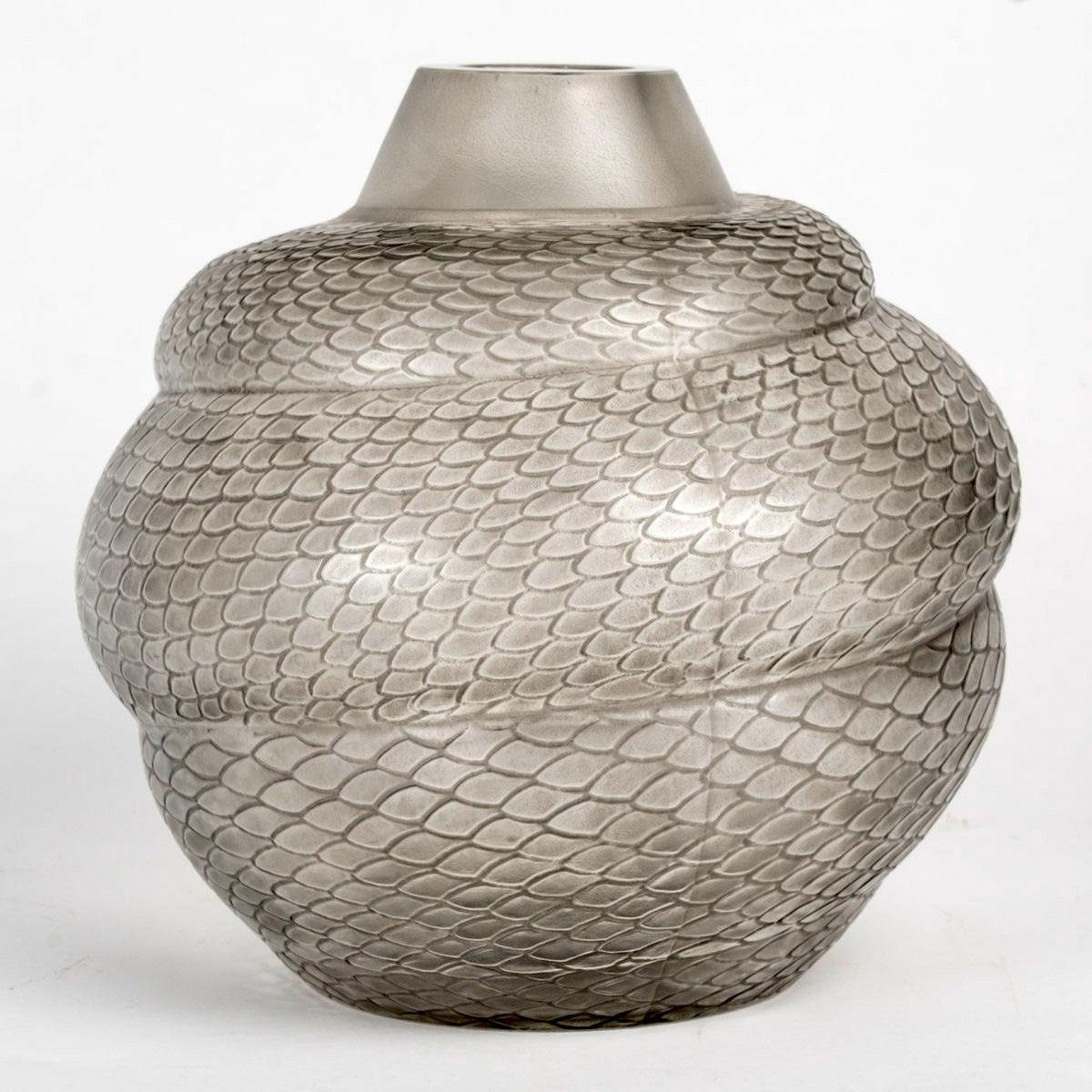 Art Déco 1924 René Lalique - Vase Serpent Snake Glass with Grey Patina in vendita