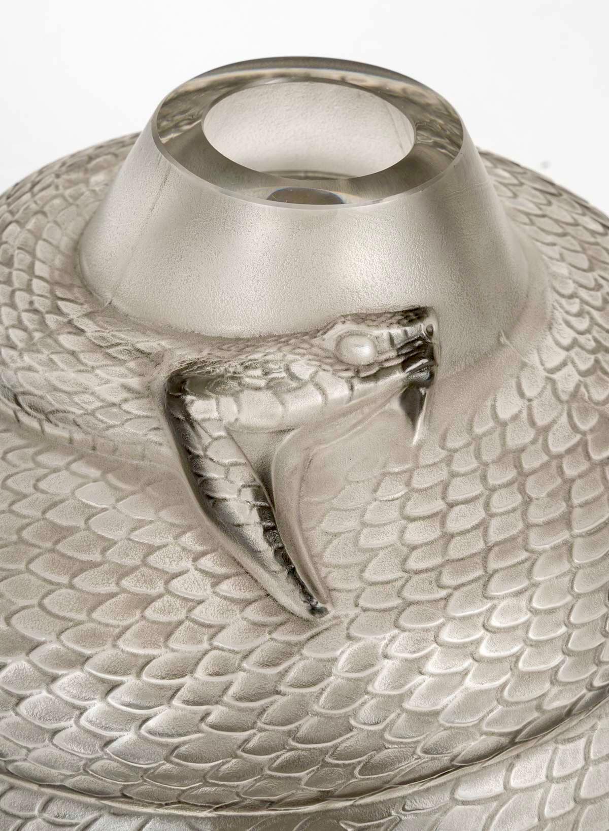 Francese 1924 René Lalique - Vase Serpent Snake Glass with Grey Patina in vendita