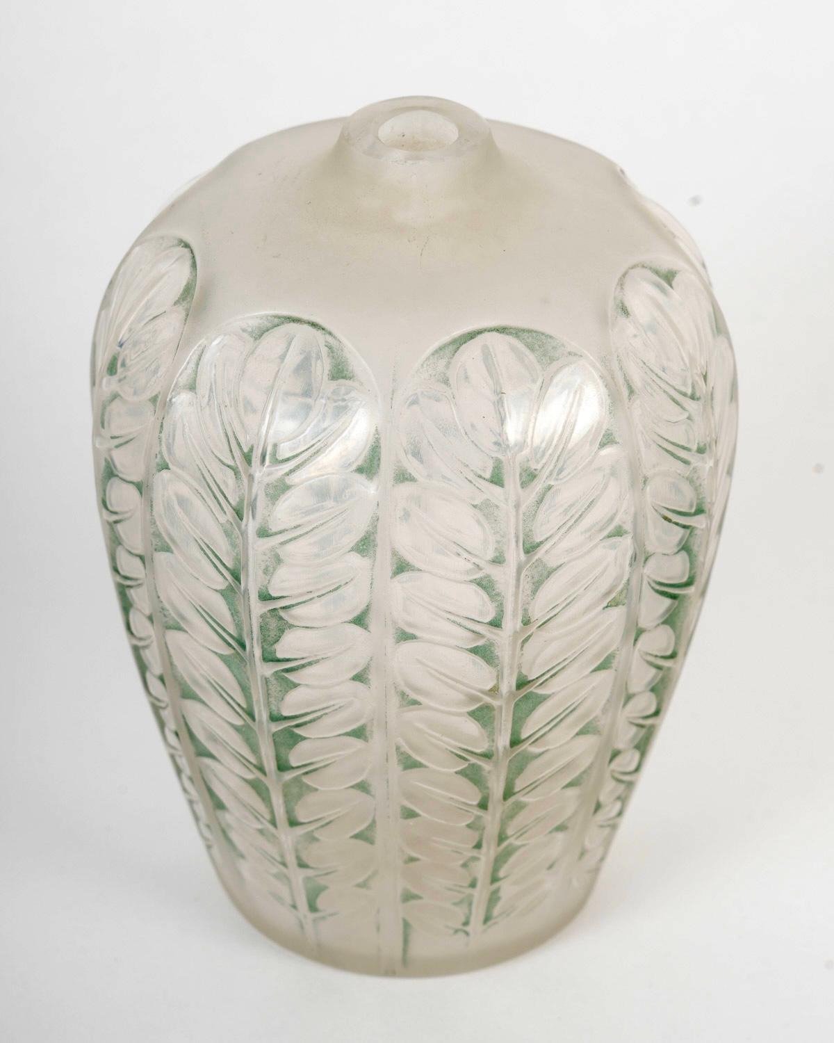 Art Déco Vaso René Lalique del 1924 in vetro di Tournai con patina verde in vendita