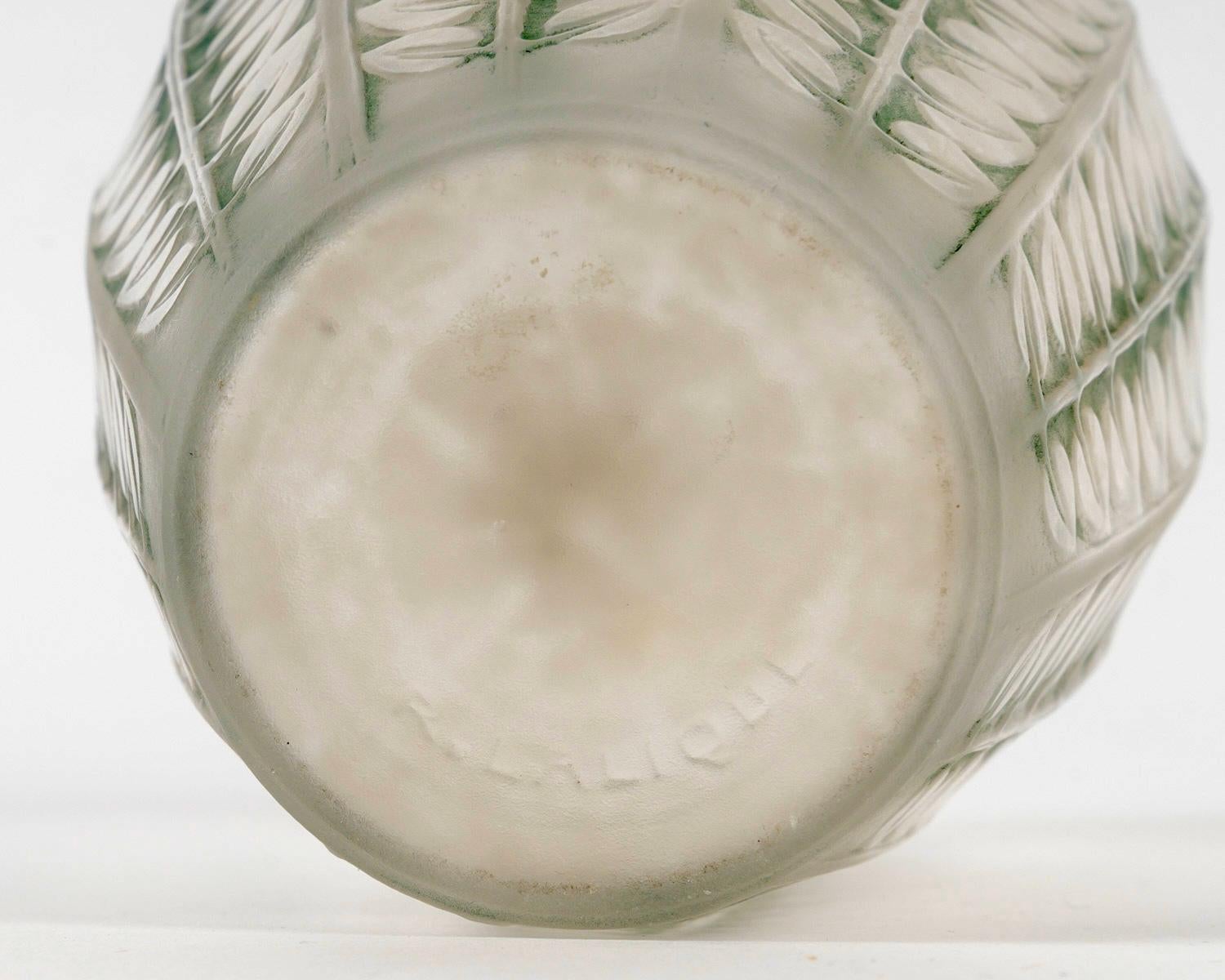 Francese Vaso René Lalique del 1924 in vetro di Tournai con patina verde in vendita