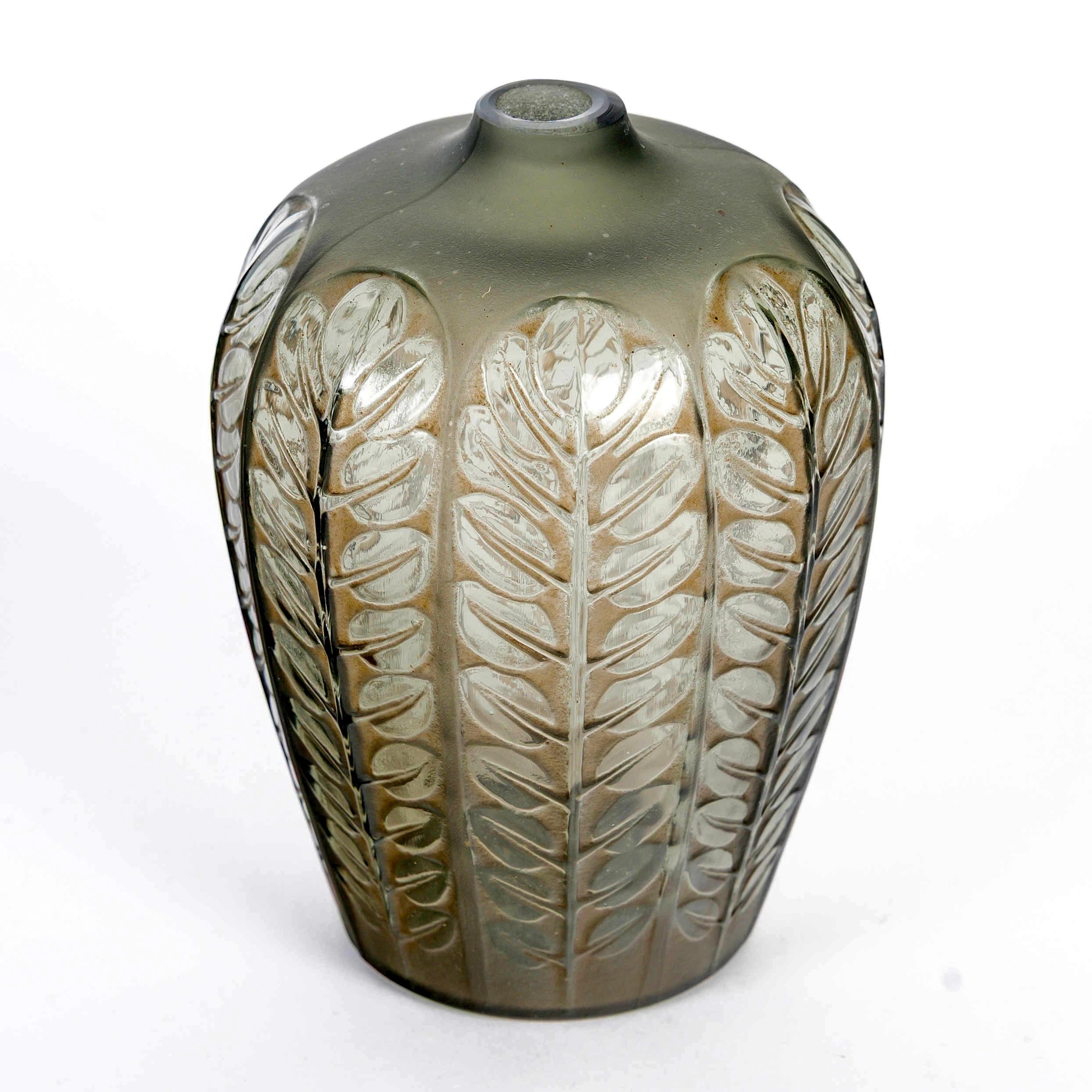 Francese Vaso René Lalique del 1924 in vetro fumé grigio Tournai con patina seppia in vendita