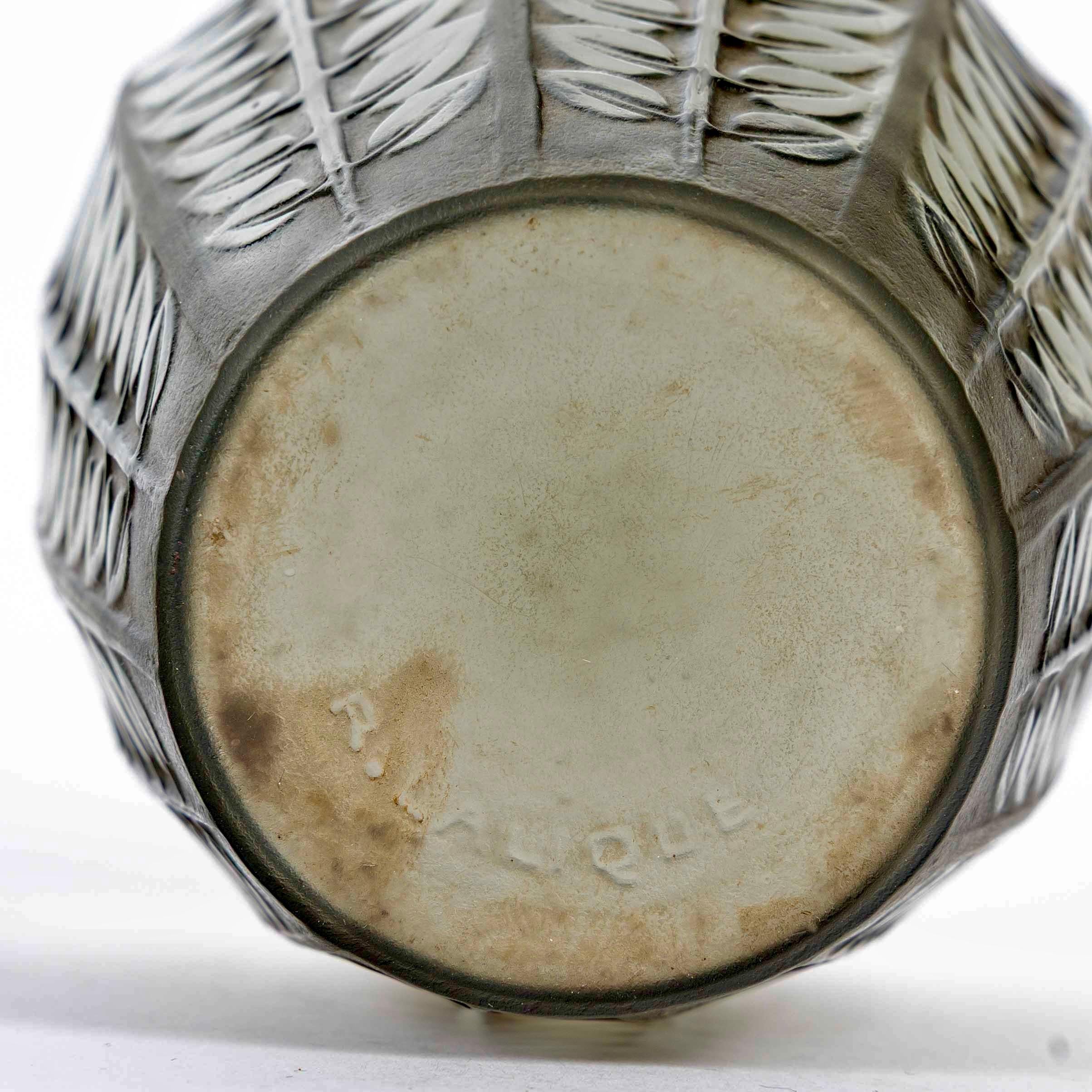 Vaso René Lalique del 1924 in vetro fumé grigio Tournai con patina seppia In condizioni buone in vendita a Boulogne Billancourt, FR