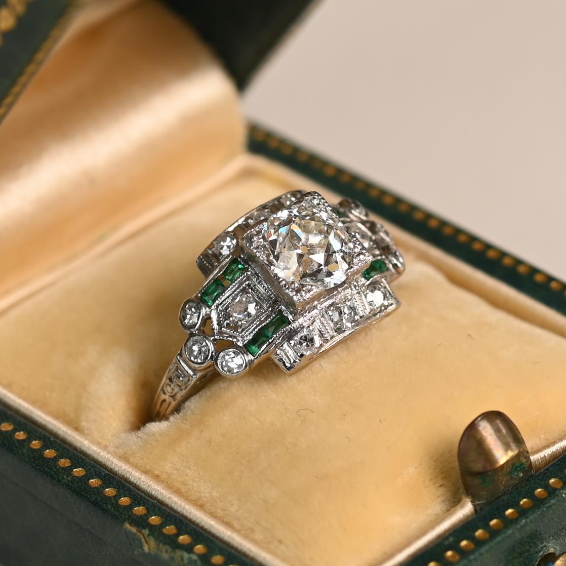 Questo squisito anello di fidanzamento Art Deco, risalente al 1925 circa, mette in mostra uno splendido diamante vecchio taglio europeo al centro. Certificato dalla GIA con un peso di circa 1,00 carati, colore I e purezza VS2, il diamante è fissato