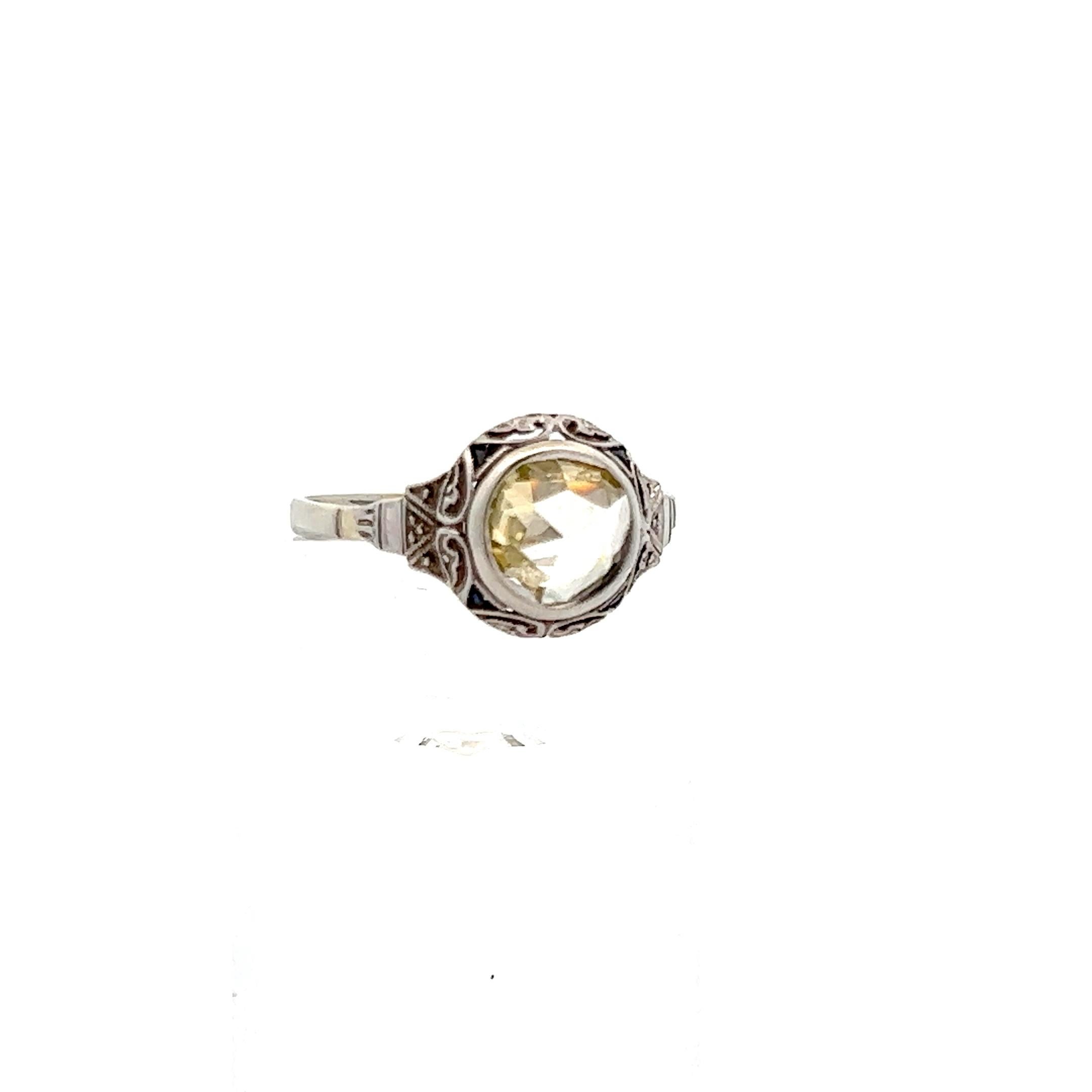 Dieser atemberaubende Ring mit Diamanten und Saphiren stammt aus der Zeit des Art déco von 1925 und ist aus 14 Karat Weißgold gefertigt. Der Ring aus 14-karätigem Weißgold ist langlebig und mit geringem Aufwand zu pflegen. Dieser Ring ist aufgrund
