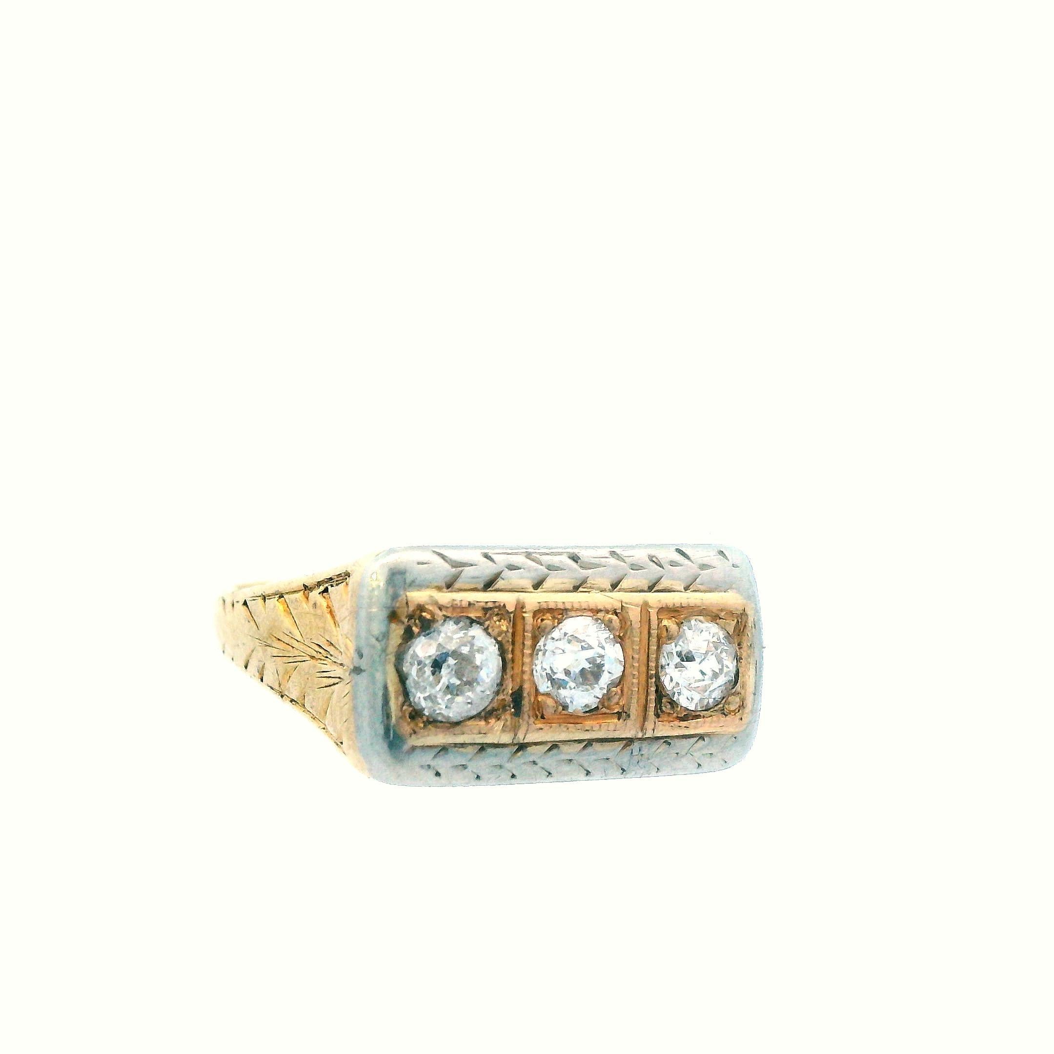 Dieser schöne Ring aus dem Jahr 1925 Art Deco ist zweifarbig, sowohl mit 14k Gelb- und 14k Weißgold, mit 3 Diamanten. Der Ring hat die Größe 4,5, kann aber auf Wunsch in der Größe angepasst werden. Dieser Ring eignet sich perfekt für die Mode, da er