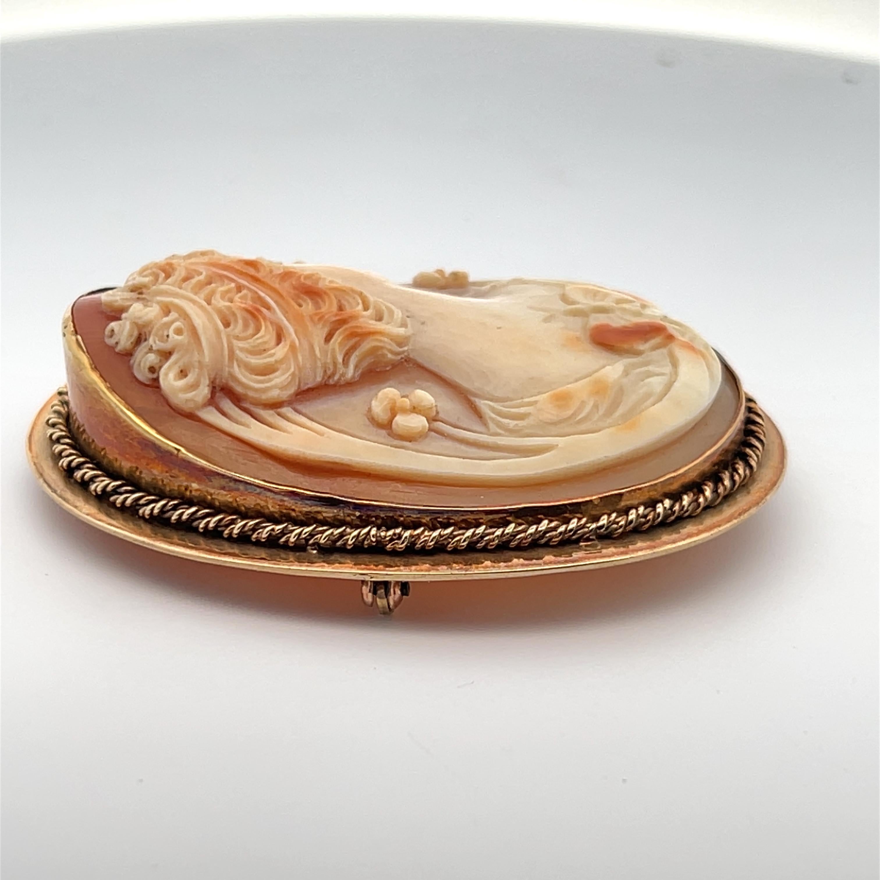 Non taillé Épingle/pendentif Art déco 1925 en or jaune 14 carats sculptée à la main, camée en coquillage 3 couleurs en vente