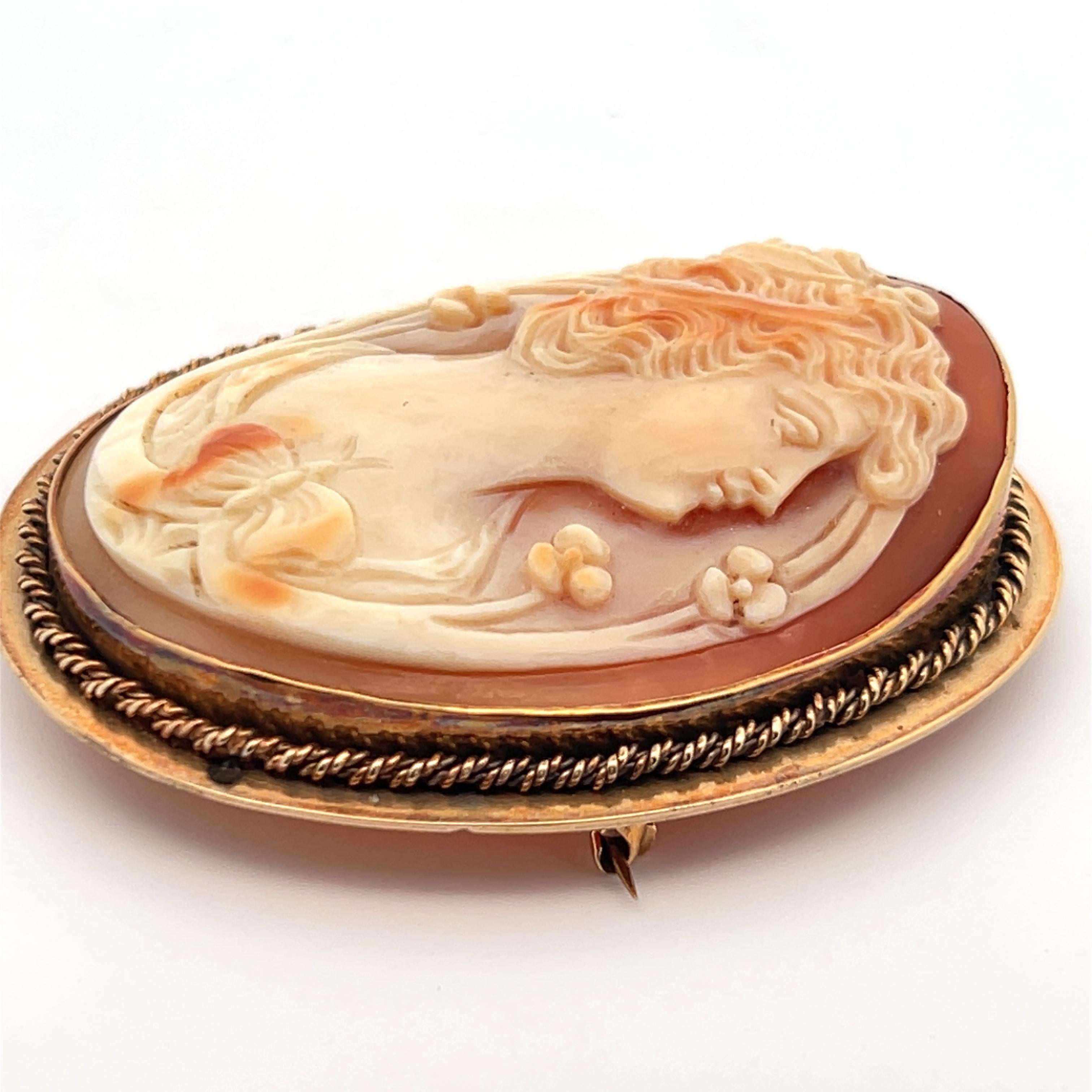 Épingle/pendentif Art déco 1925 en or jaune 14 carats sculptée à la main, camée en coquillage 3 couleurs Bon état - En vente à Lexington, KY