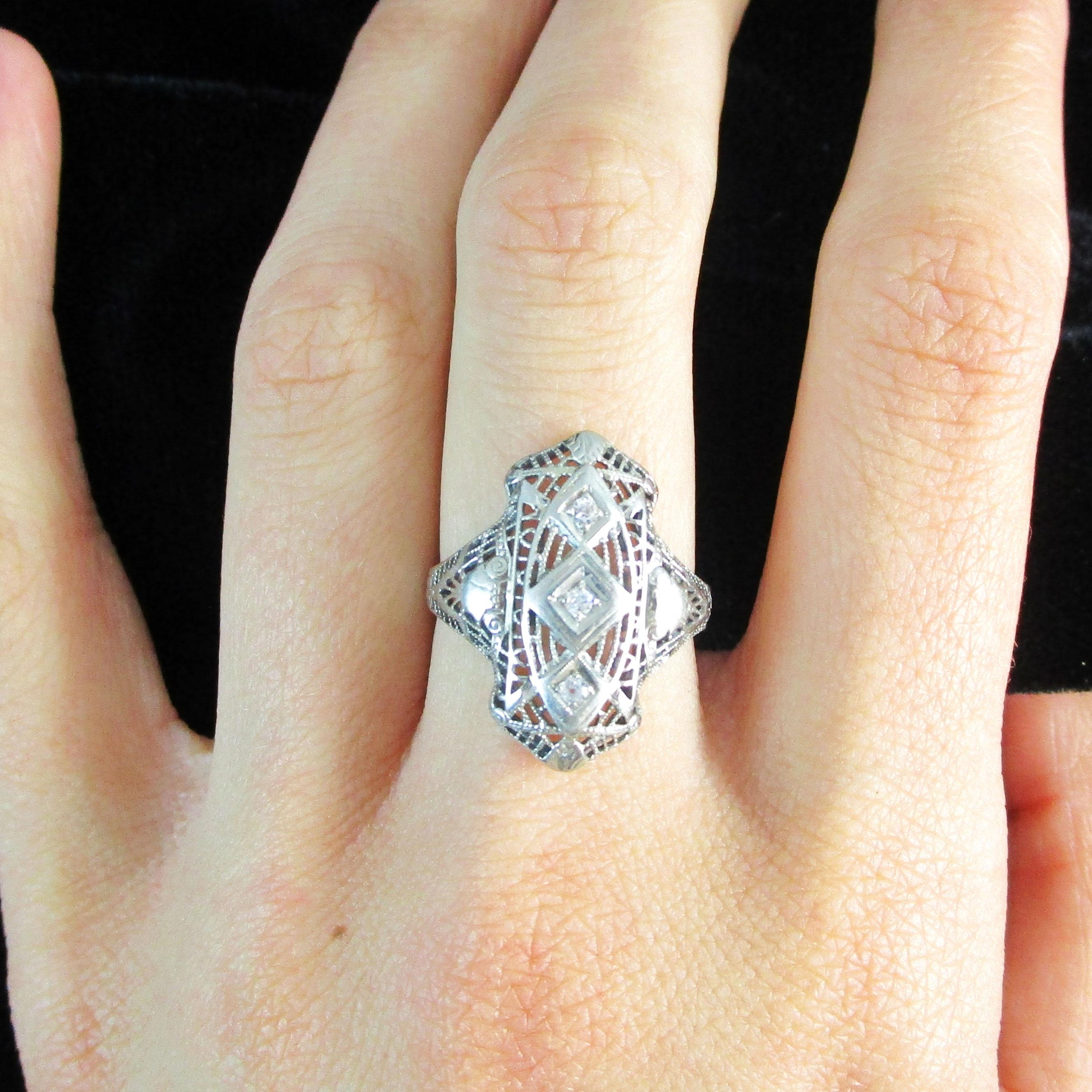 1925 Art Deco 18K White Gold Filigree Diamond Ring In Excellent Condition For Sale In Lexington, KY