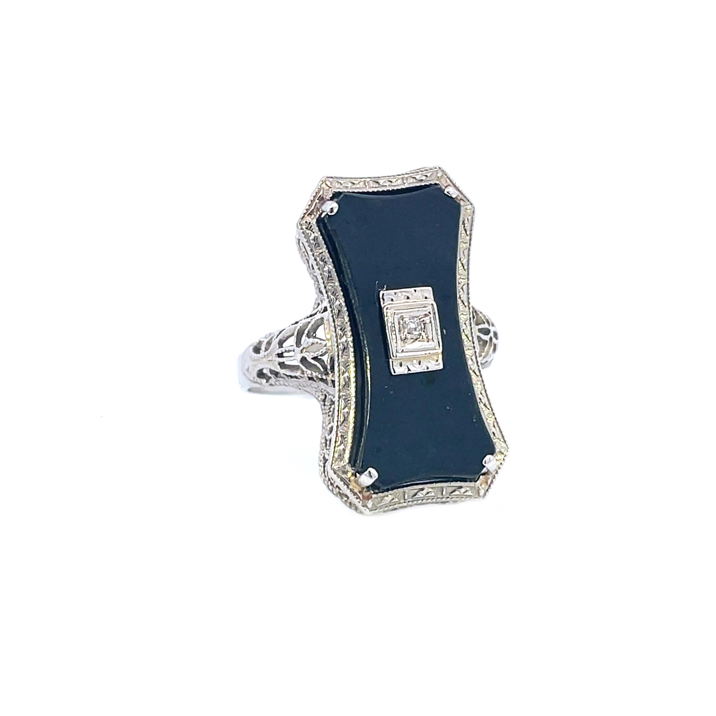 Taille ronde Bague filigrane Art déco 1925 en or blanc, jade noir et diamants en vente