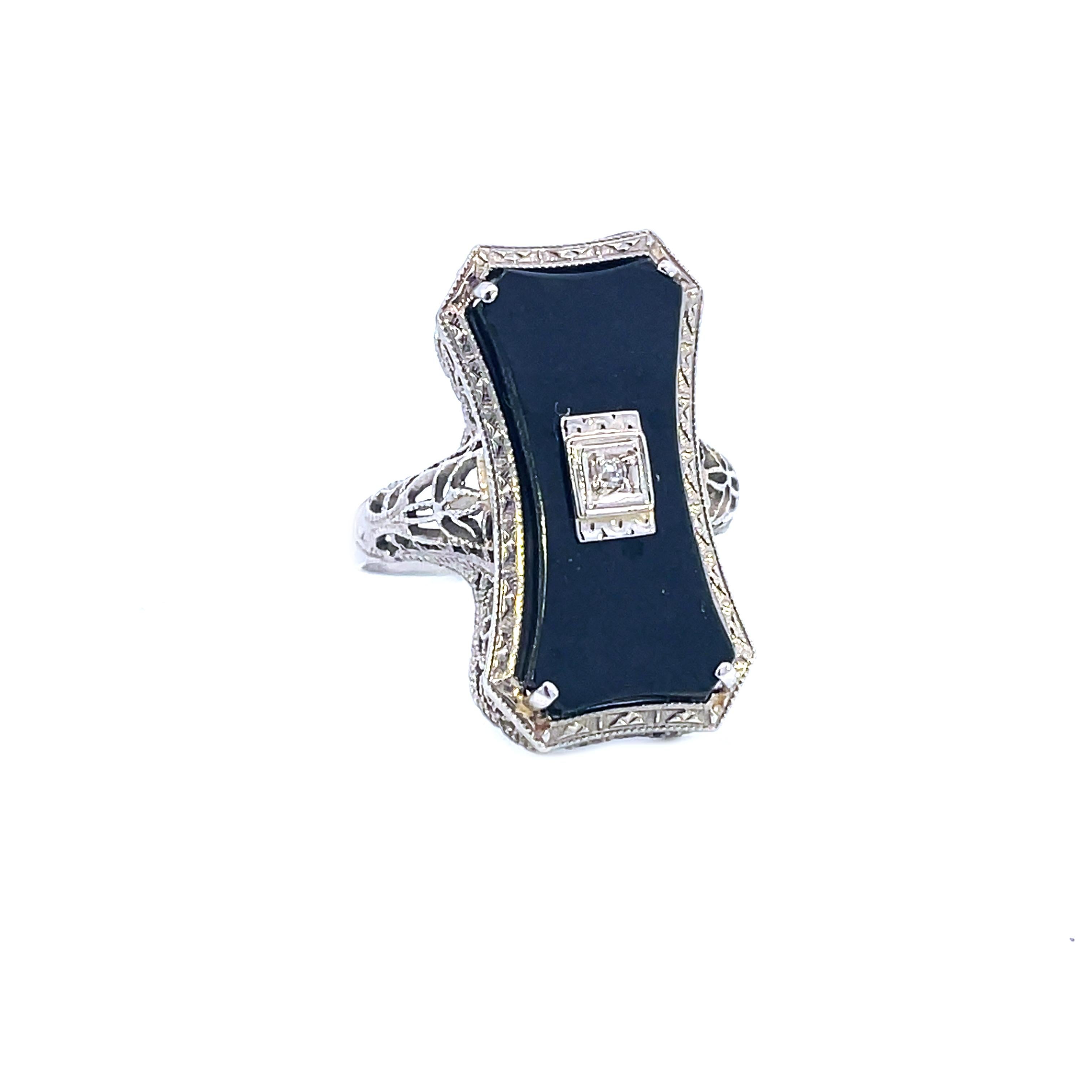 Filigraner Art-Déco-Ring aus schwarzer Jade und Diamant in Weißgold (Rundschliff)