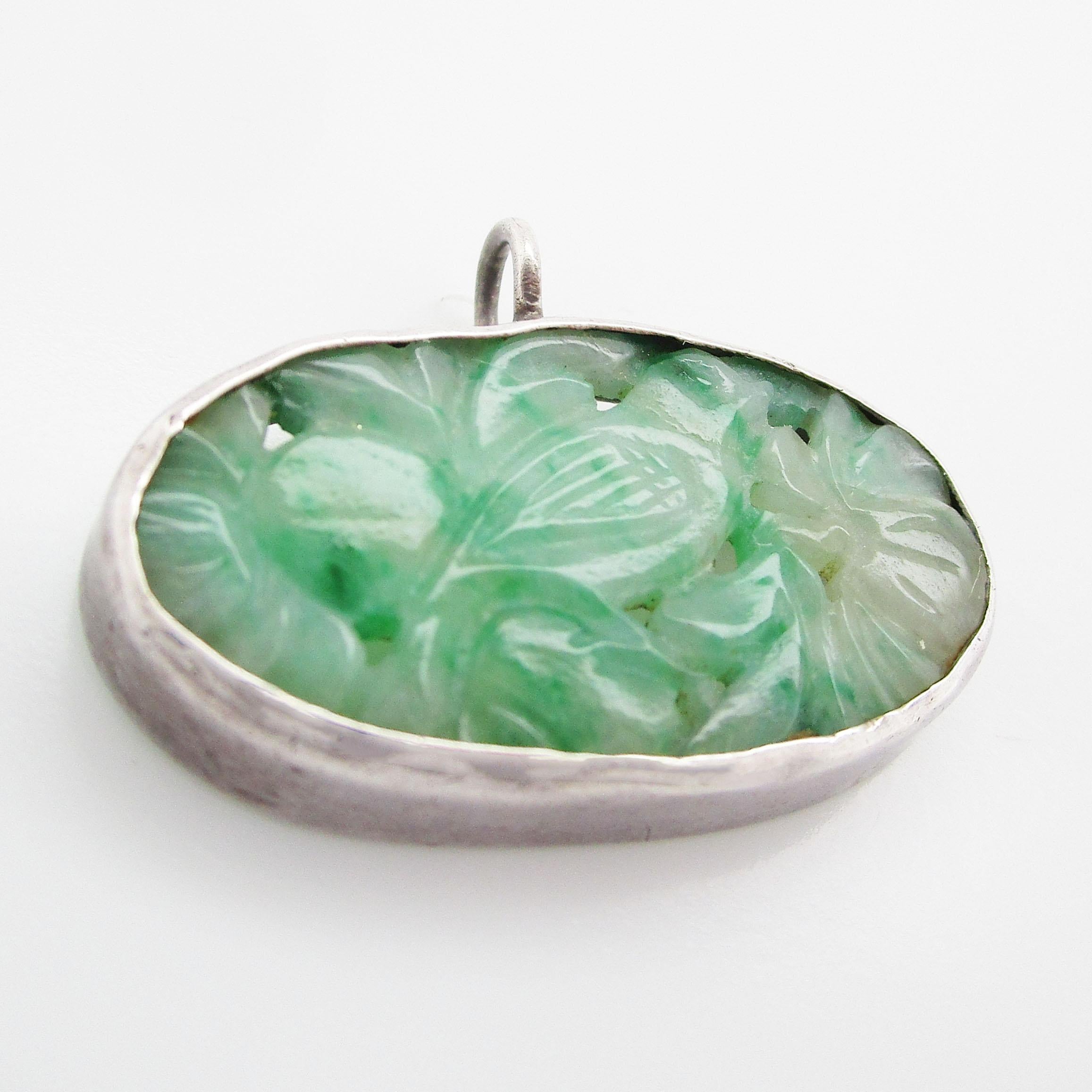 1925 Art déco-Anhänger aus geschnitzter Jade in Sterlingsilber (Ungeschliffen)