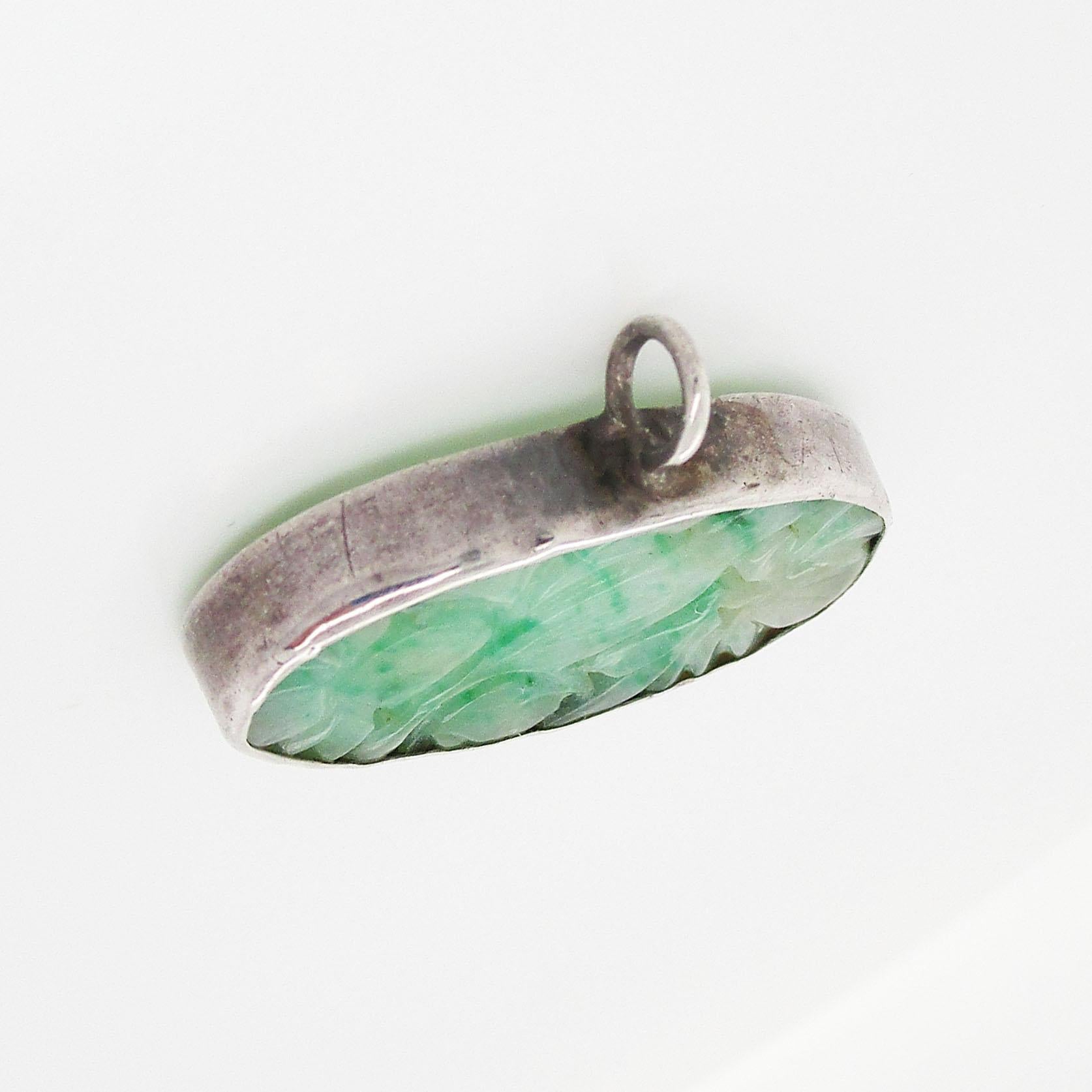 1925 Art déco-Anhänger aus geschnitzter Jade in Sterlingsilber im Zustand „Hervorragend“ in Lexington, KY