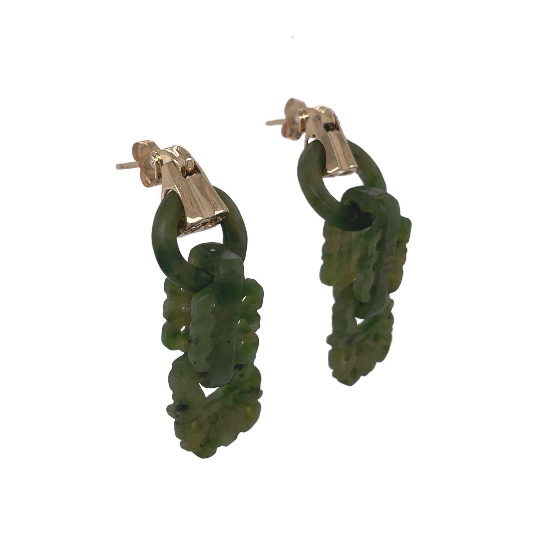 Diese bezaubernden Jade-Ohrringe im Art-Déco-Stil werden Sie garantiert zum Schwärmen bringen! Voll beweglich und in 14K Gelbgold, Sie werden ein Paar wie diese nirgendwo anders finden! Die Ohrringstifte aus 14-karätigem Gold sind mit einem
