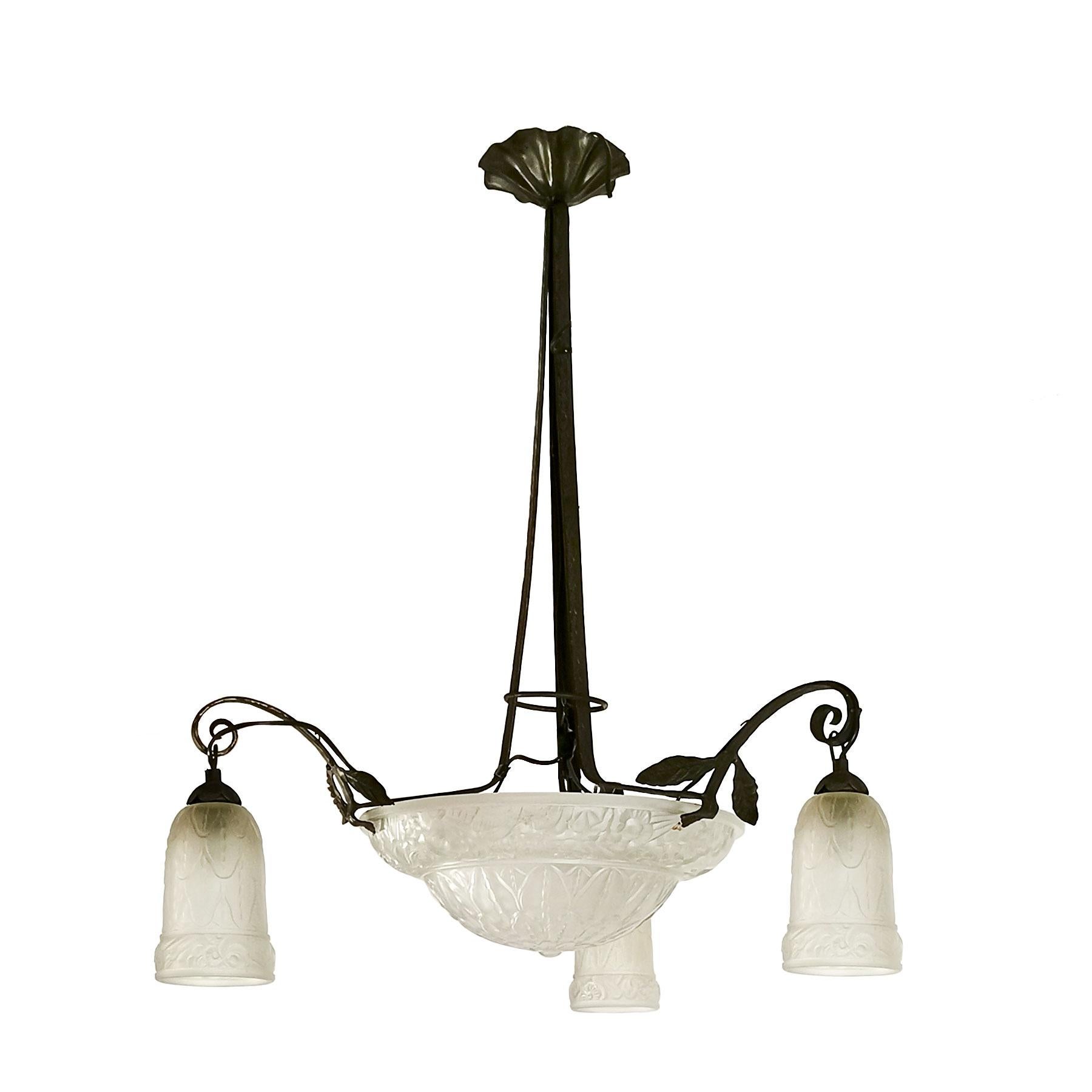Art Deco chandelier in blackened wrought iron, pressed glass bowl and three tulips. New electrical system (bayonette bulbs).

France, 1925.