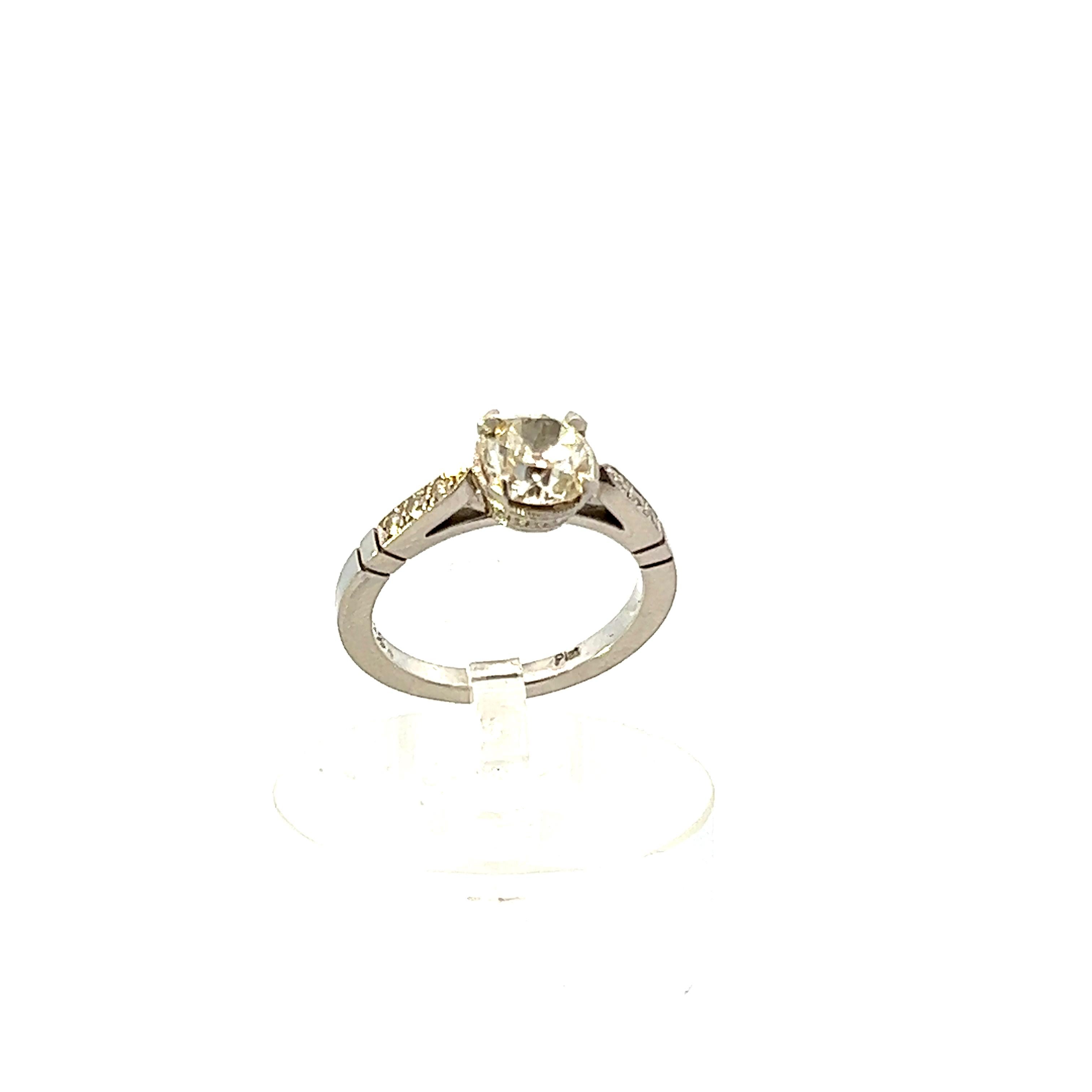 Cette magnifique bague en diamant date de 1925 et est réalisée en platine. Fabriquée en platine, un métal blanc éternel, cette bague offre un beau contraste avec les diamants. La bague comporte un diamant de couleur J et de pureté VS2 de 0,97 ct au