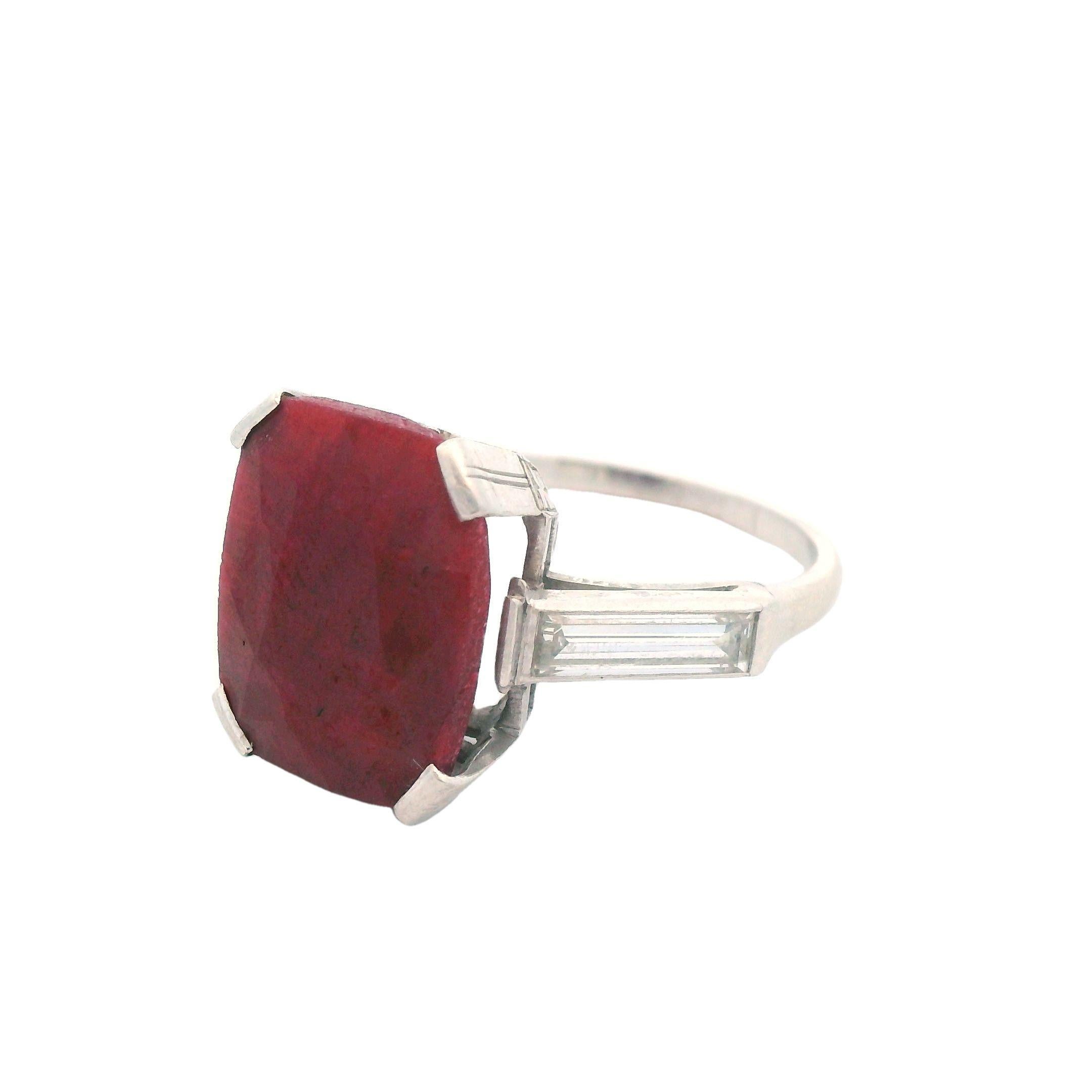 Questo bellissimo anello risale al periodo Art Deco del 1925 e presenta sia un diamante che un rubino. La pietra centrale di questo anello è un rubino taglio cuscino del peso totale di 7 carati, accompagnato da spalle di diamanti taglio baguette,