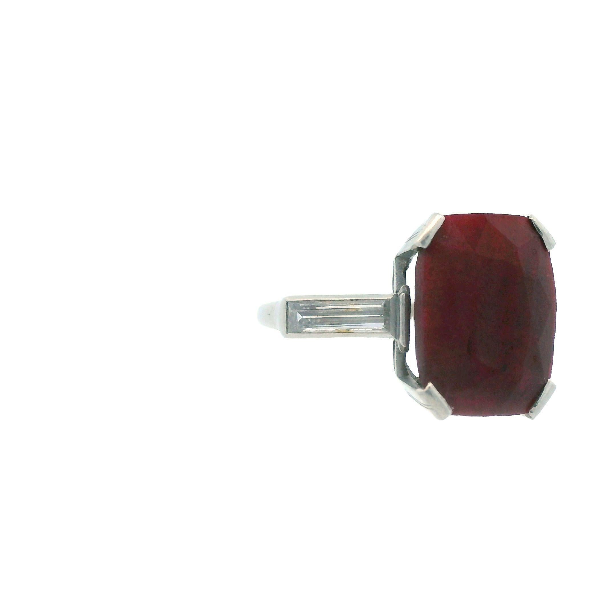 Taglio cuscino Anello Art Deco del 1925 in platino con rubino e diamanti baguette in vendita