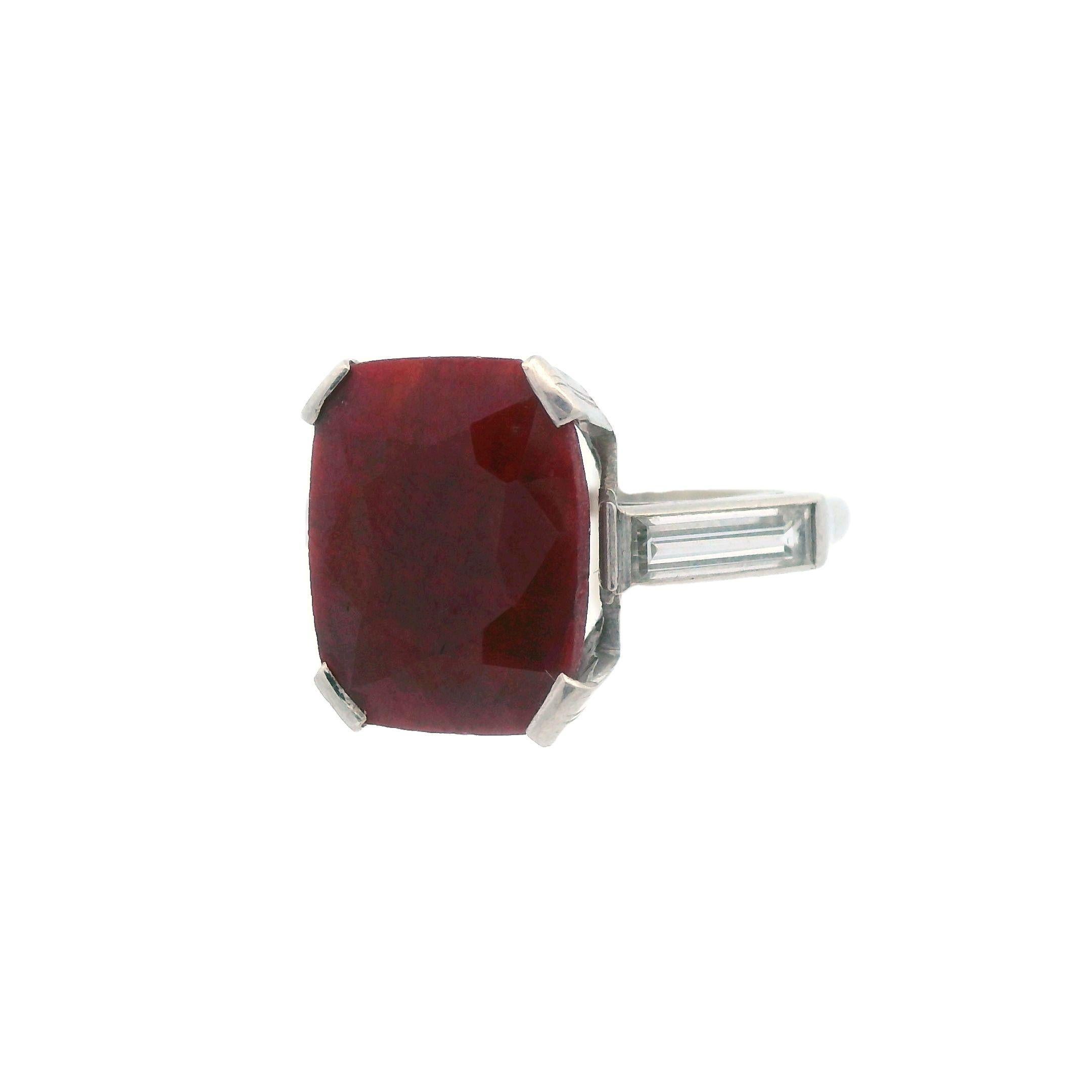 Anello Art Deco del 1925 in platino con rubino e diamanti baguette In condizioni buone in vendita a Lexington, KY