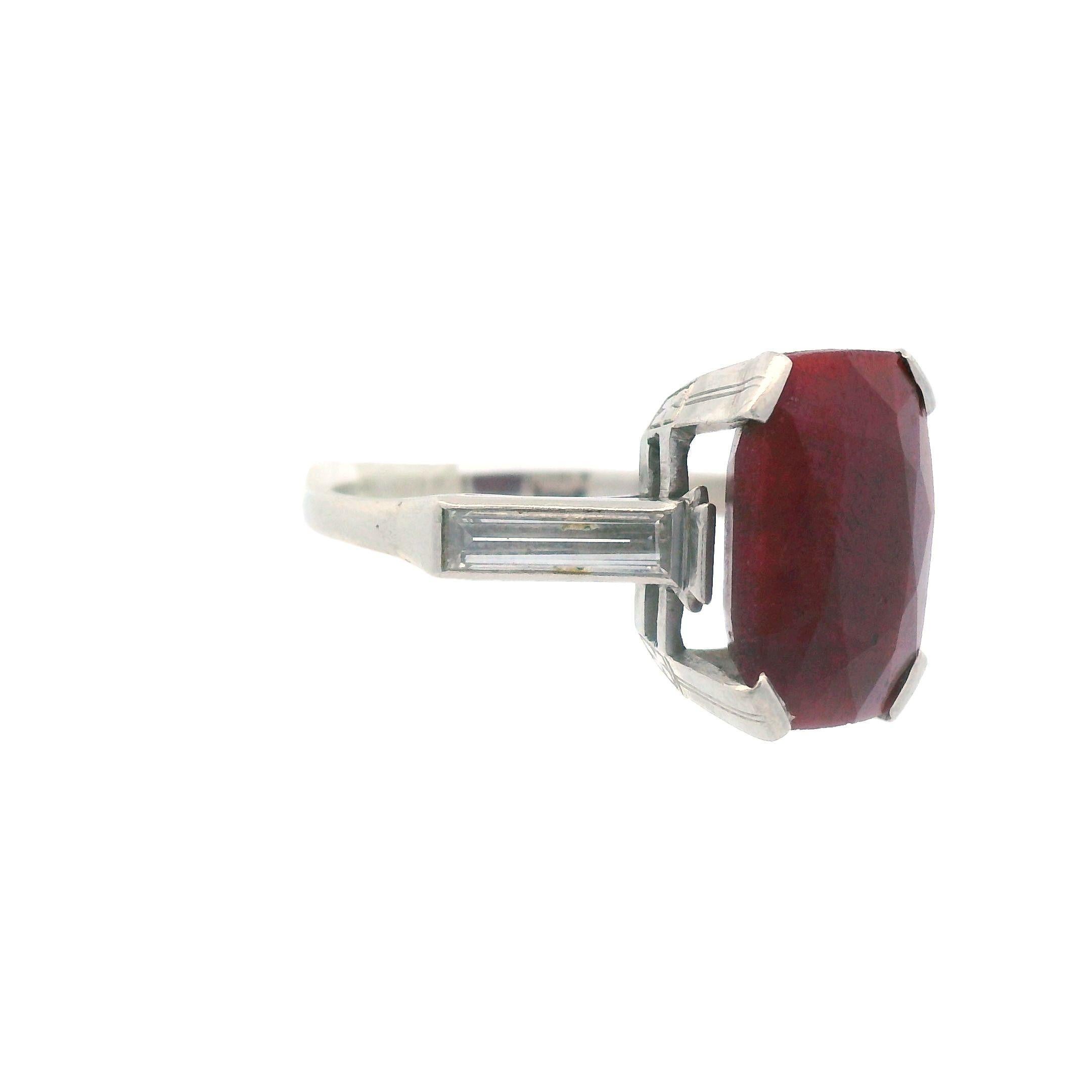 Donna Anello Art Deco del 1925 in platino con rubino e diamanti baguette in vendita