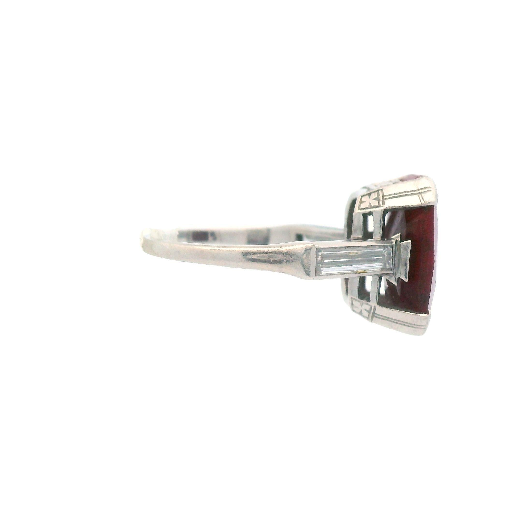 Anello Art Deco del 1925 in platino con rubino e diamanti baguette in vendita 1