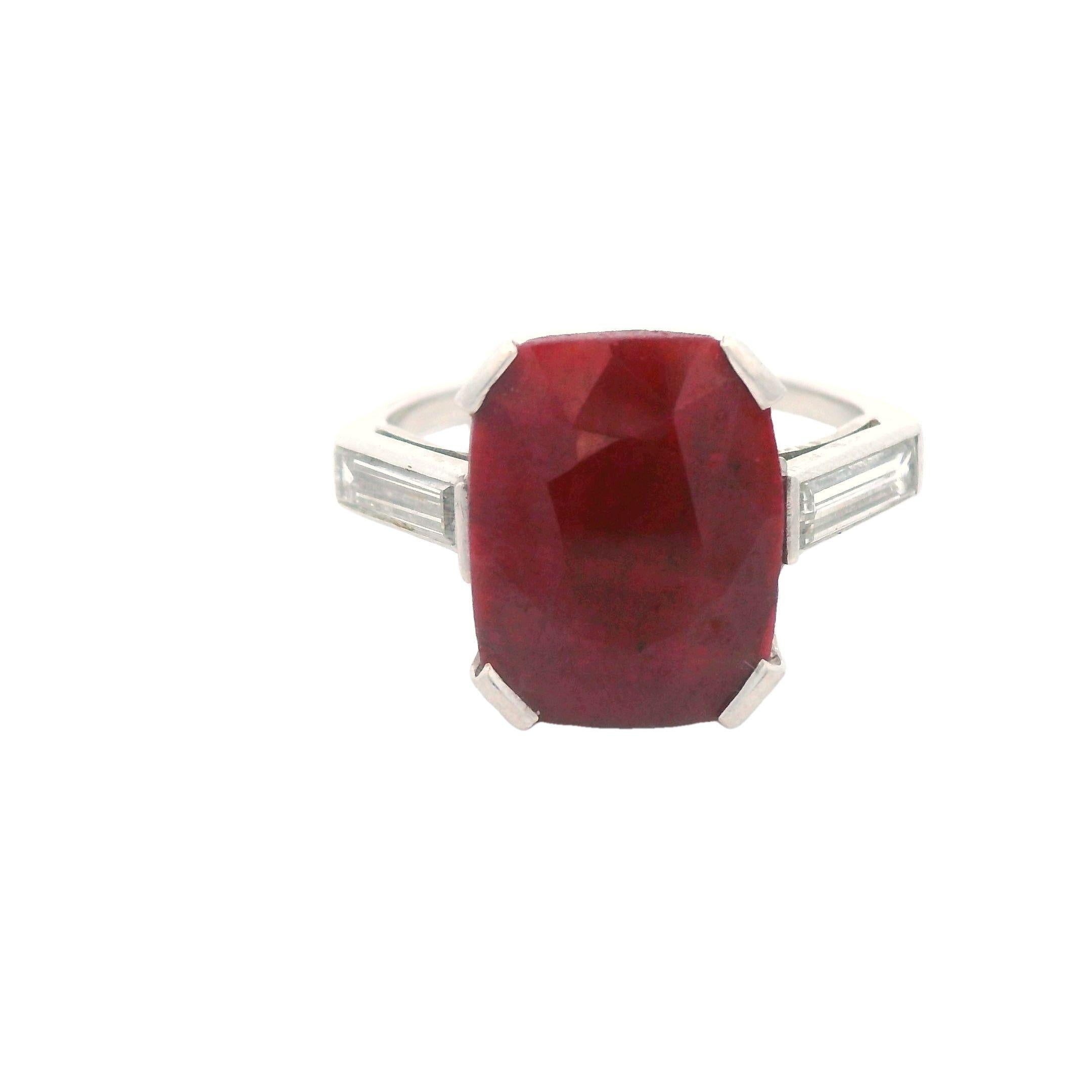 Anello Art Deco del 1925 in platino con rubino e diamanti baguette in vendita 2