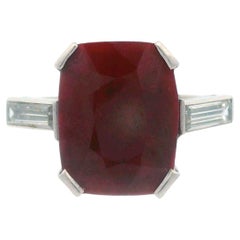 Bague Art déco 1925 en platine, rubis et diamants baguettes