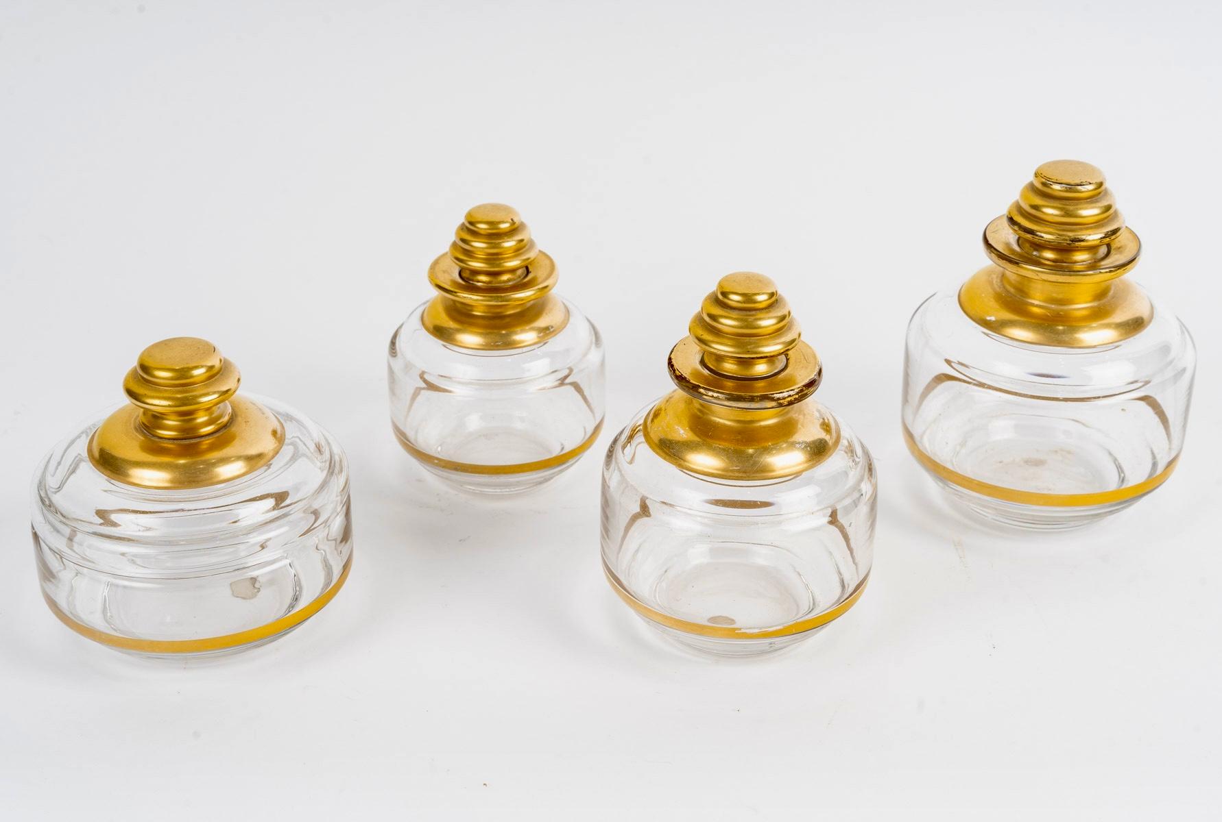 Juego de tocador Art Déco realizado en cristal dorado de Baccarat creado en la década de 1925.
Etiqueta Baccarat debajo de cada pieza.

Conjunto que incluye:
- 1 botella de 13 cm de altura
- 1 botella de 12,5 cm de altura
- 1 botella de 11,5 cm de