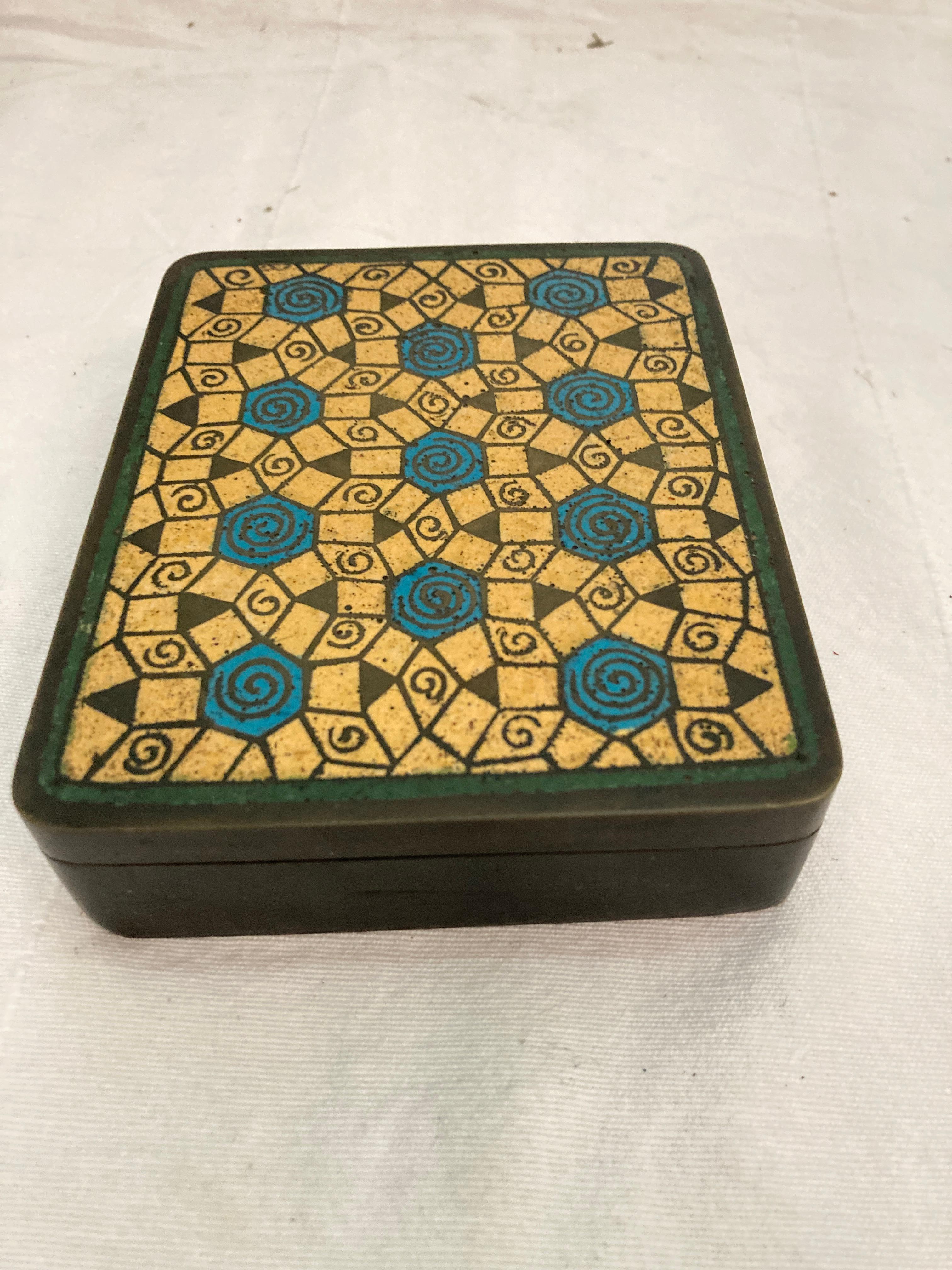 Rara caja de bronce y esmalte de 1925 firmada por Primavera
