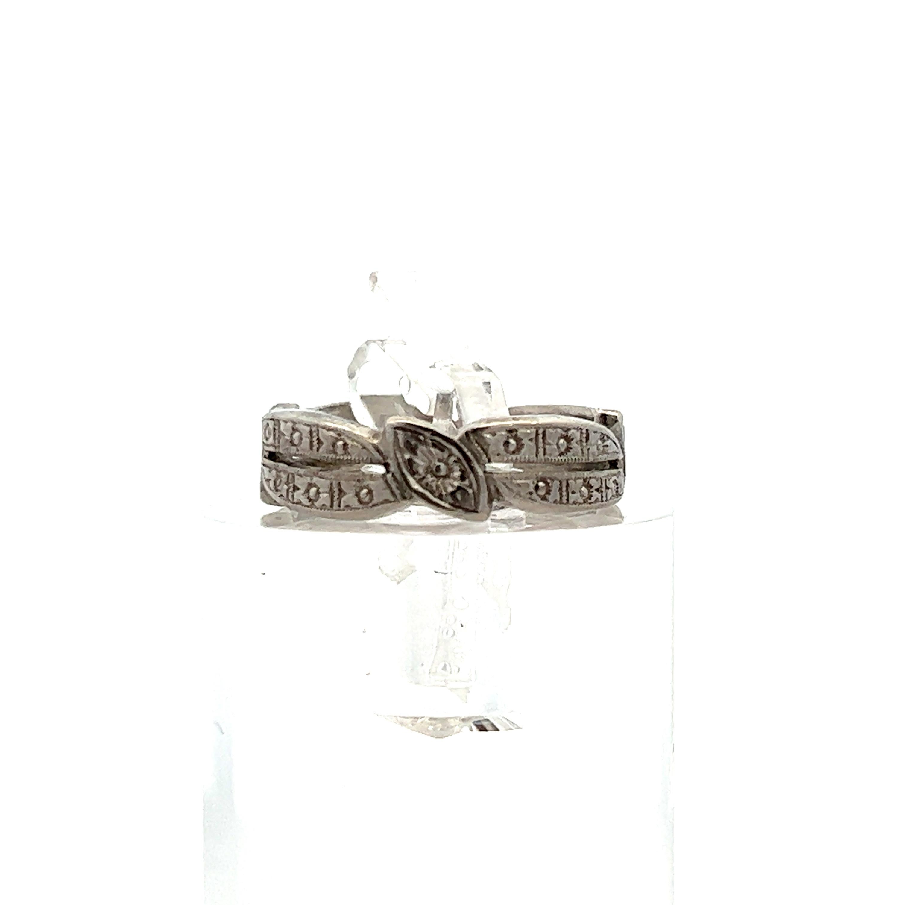 This timeless treasure from the 1925 Art Deco period is an engraved band made from platinum. The band consist of 2 individual converging bands that are connected with oval shaped breaks. The individual bands as well as oval shaped breaks all contain
