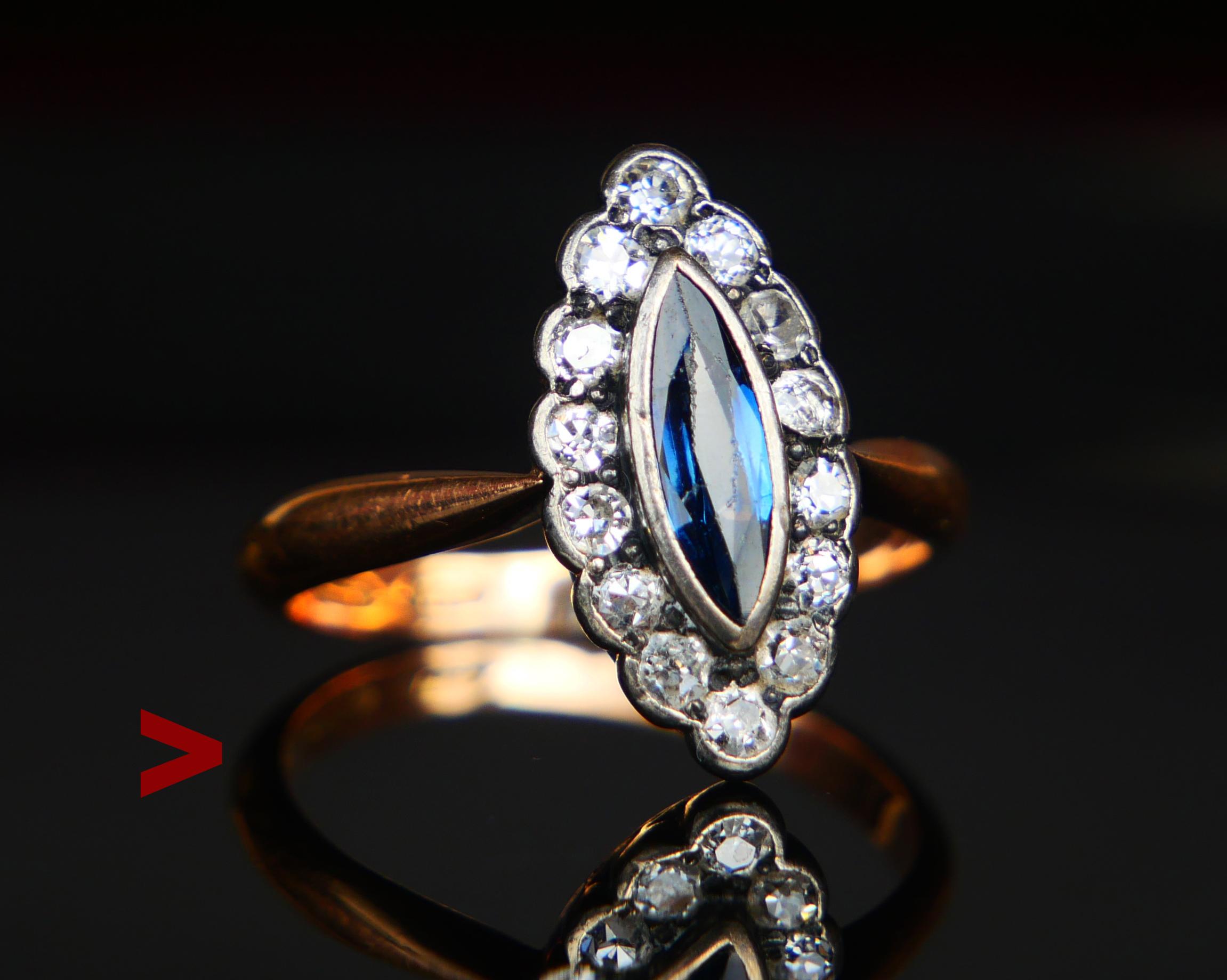 Alter Ring mit navette / Boot-förmige Krone mit Top-Cluster in Weißgold oder Silber mit Marquiseschliff natürlichen blauen Saphir mit 14 alten Diamanten umgeben geschnitten, Band in massivem 18K Rose Gold.


Feingehaltspunzen: Stadt Helsinki, 750