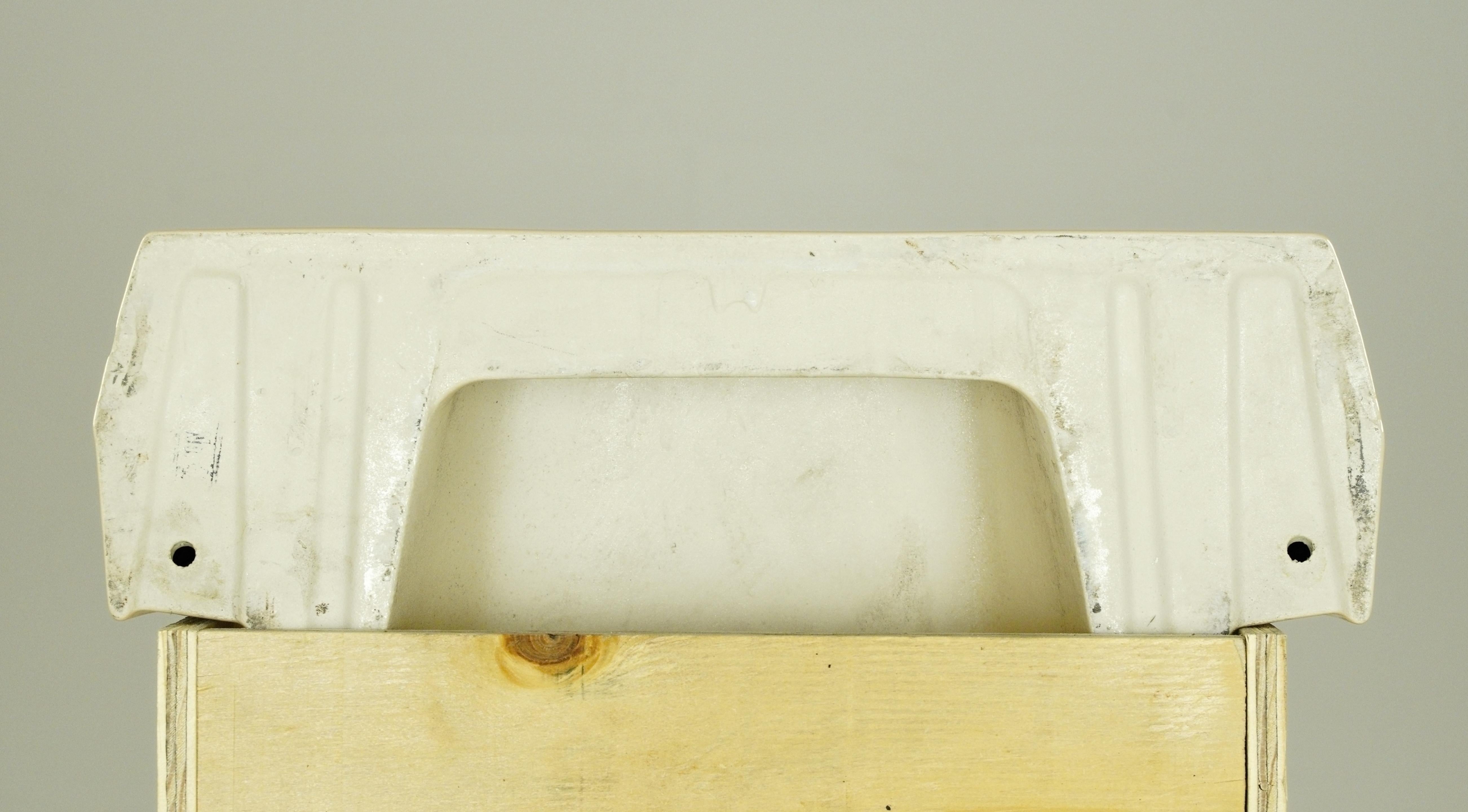 Céramique 19.25 in. Evier mural en céramique couleur pêche en vente