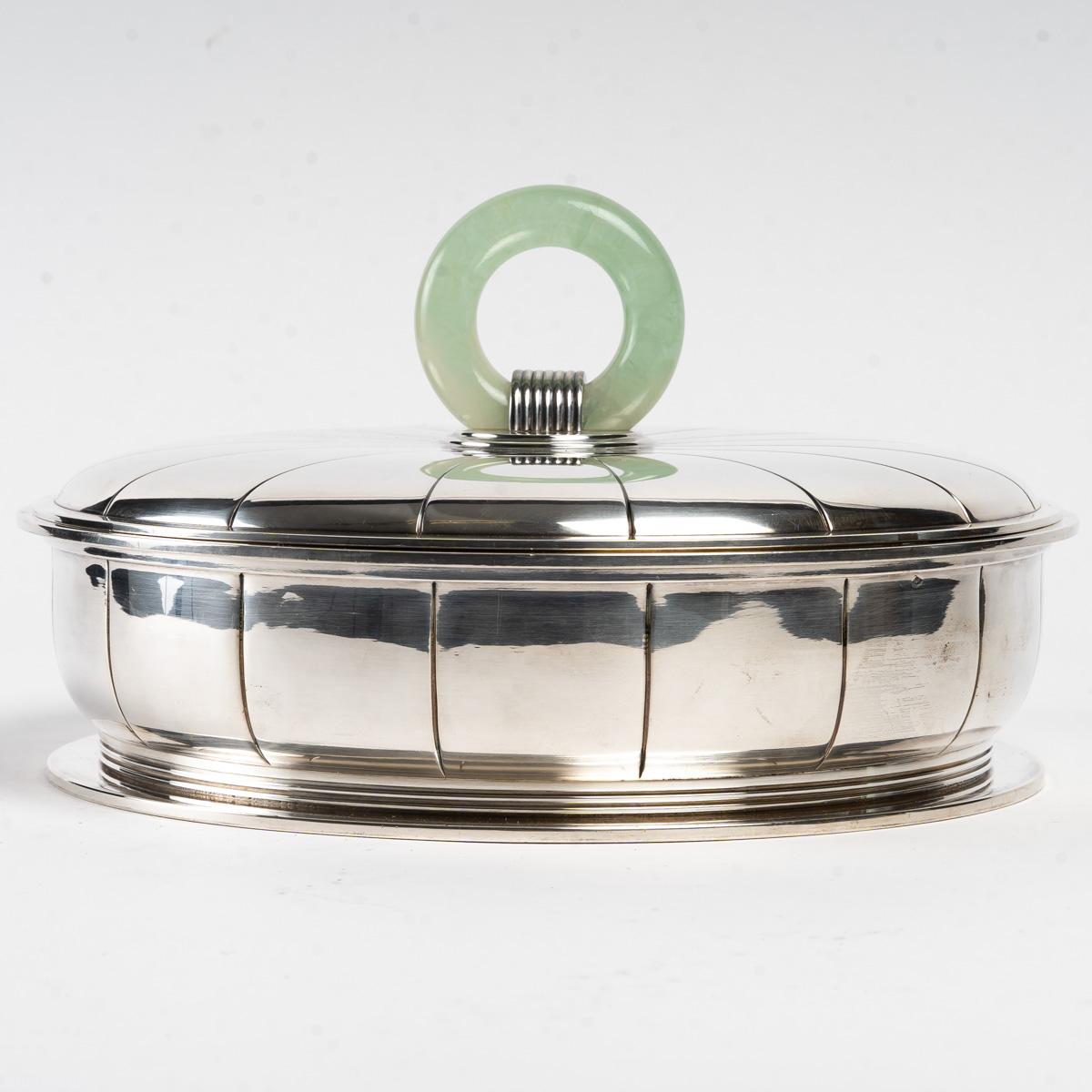Turteen box centerpiece with removable three-part divider in sterling pure silver with jadeite ring finial by Jean Puiforcat.
The base, the cover and the divider are all made in sterling pure silver French Mercure 950/1000 stamp and marked with the