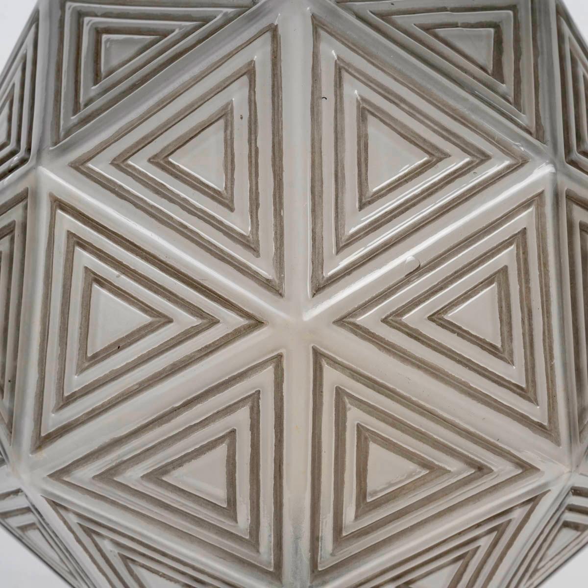 1925 René Lalique - Lámpara de sobremesa Art Déco Cristal de Nankín con pátina gris Art Decó en venta