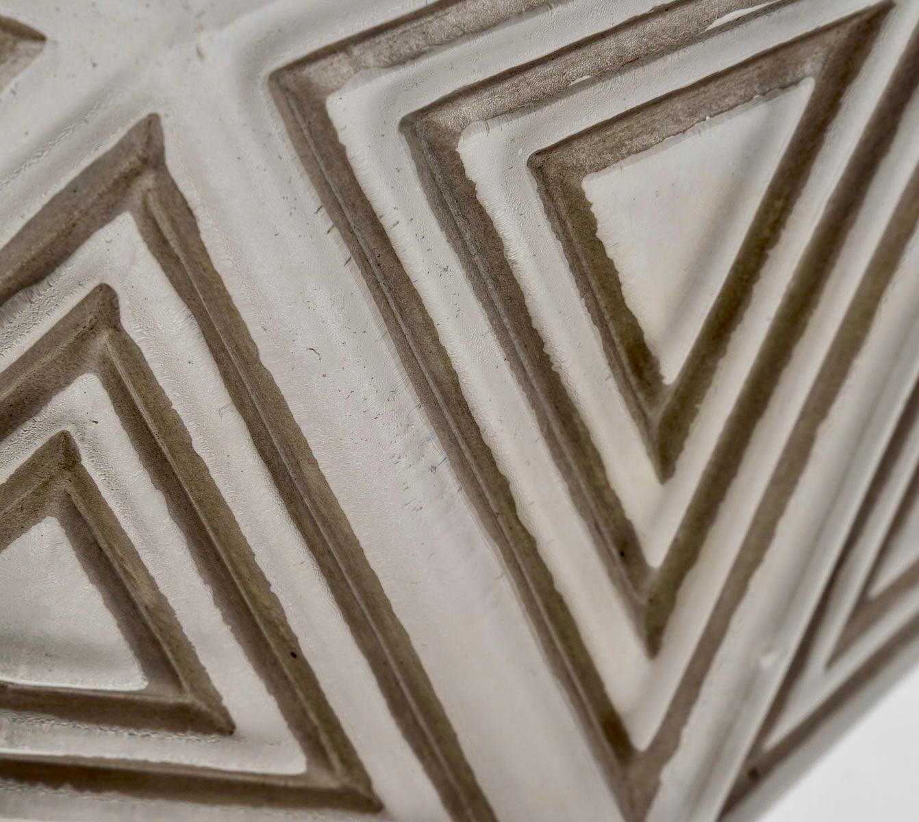 1925 René Lalique - Lámpara de sobremesa Art Déco Cristal de Nankín con pátina gris Moldeado en venta