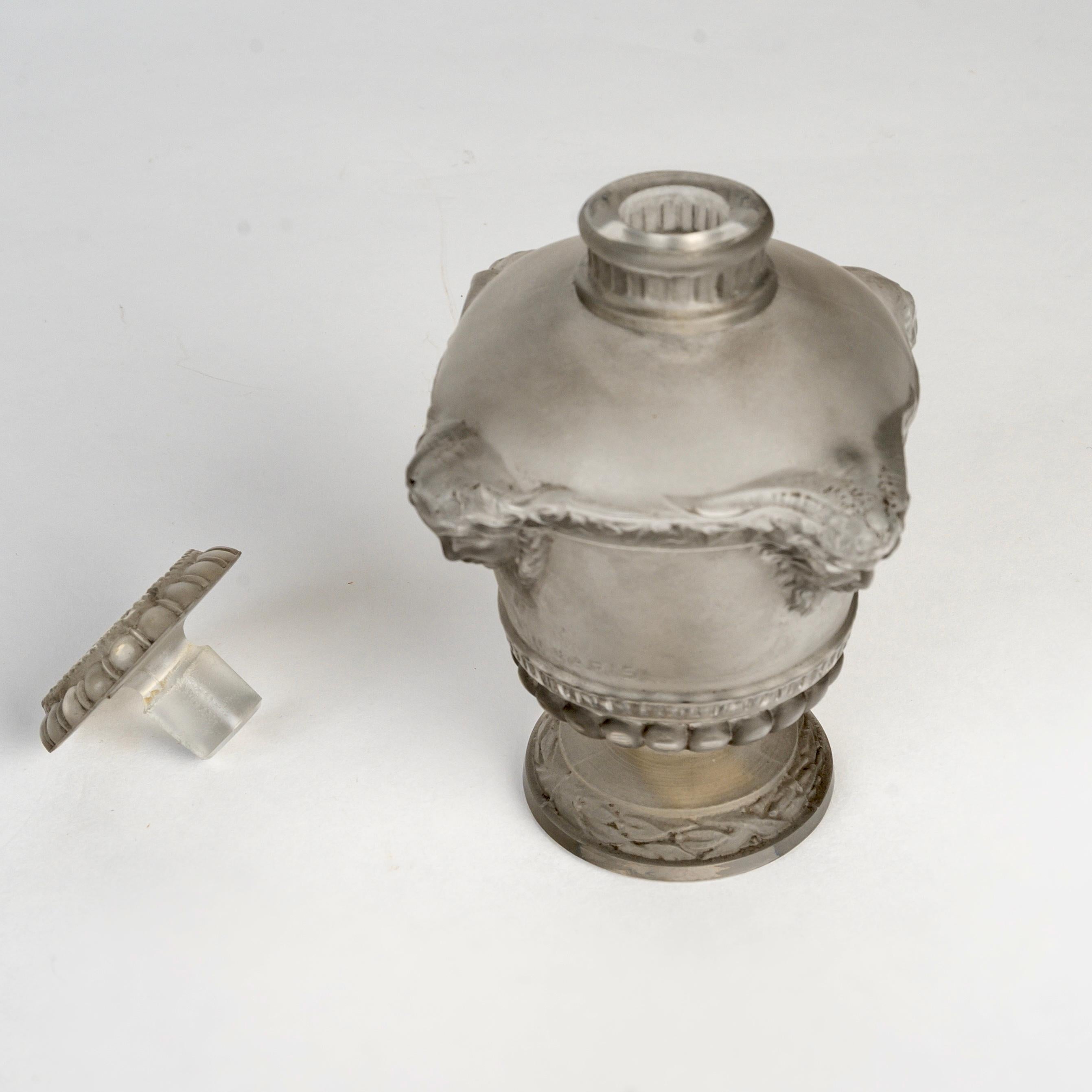 Moulé 1925 René Lalique Flacon de parfum Bouquet de Faunes pour Guerlain  Verre en vente