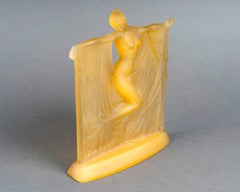 1925 René Lalique Statuette „Suzanne“ aus opaleszentem Butterscotch-Glas
