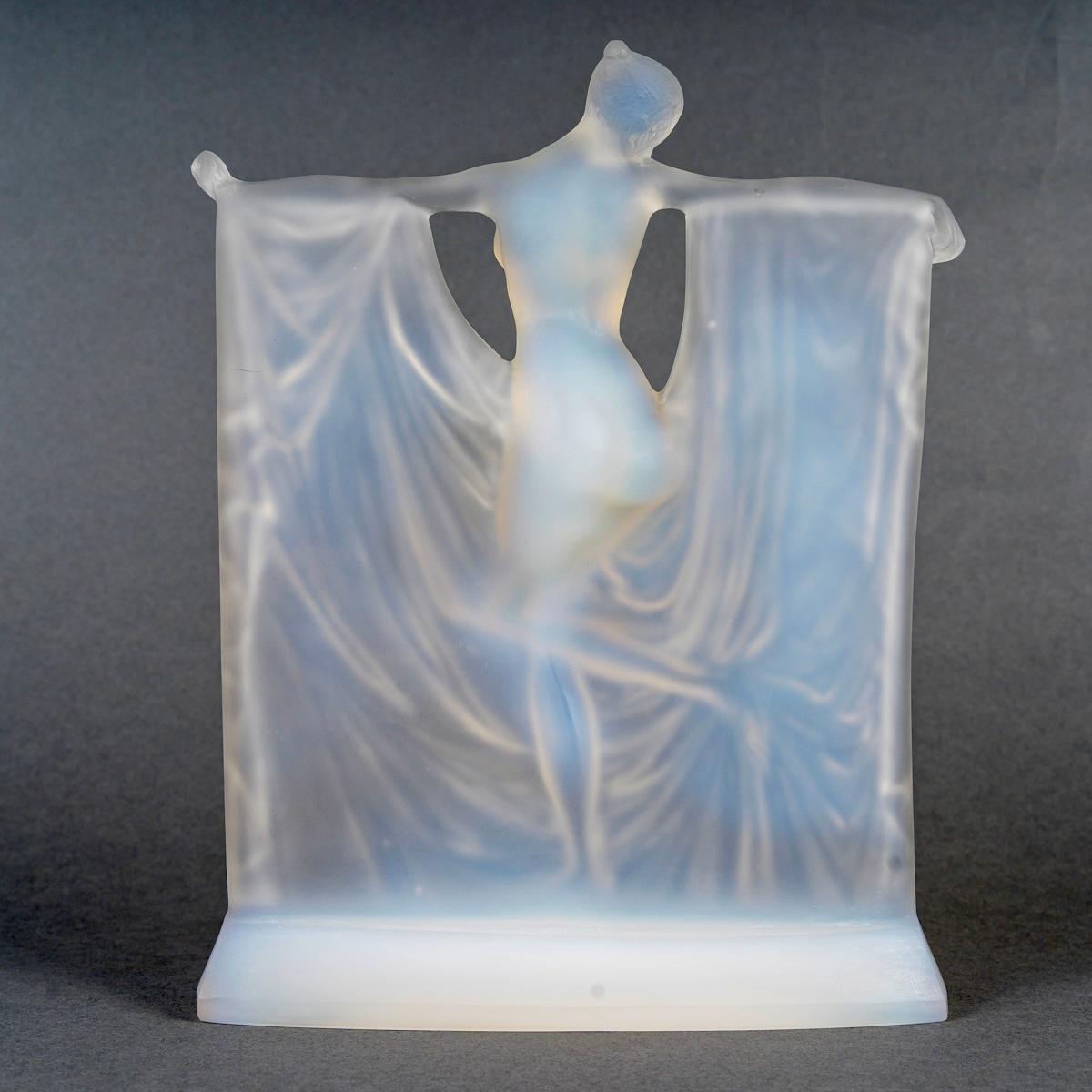1925 René Lalique Statuette Suzanne Opalescent Glass - Frau Statue (Art déco) im Angebot