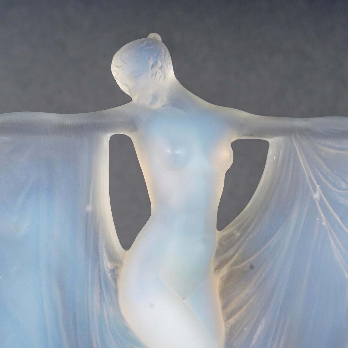 1925 René Lalique Statuette Suzanne Opalescent Glass - Frau Statue (Europäisch) im Angebot