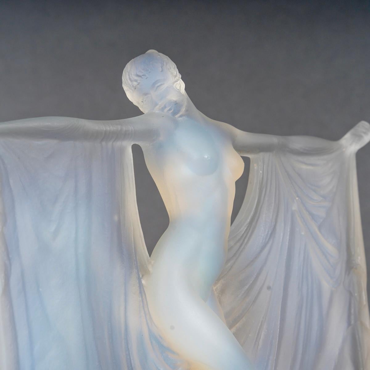1925 René Lalique Statuette Suzanne Opalescent Glass - Frau Statue (Geformt) im Angebot